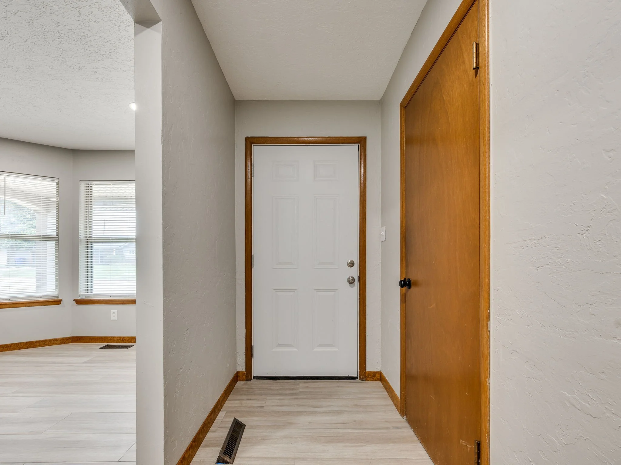 10-web-or-mls-412 Sundown Dr-10.jpg