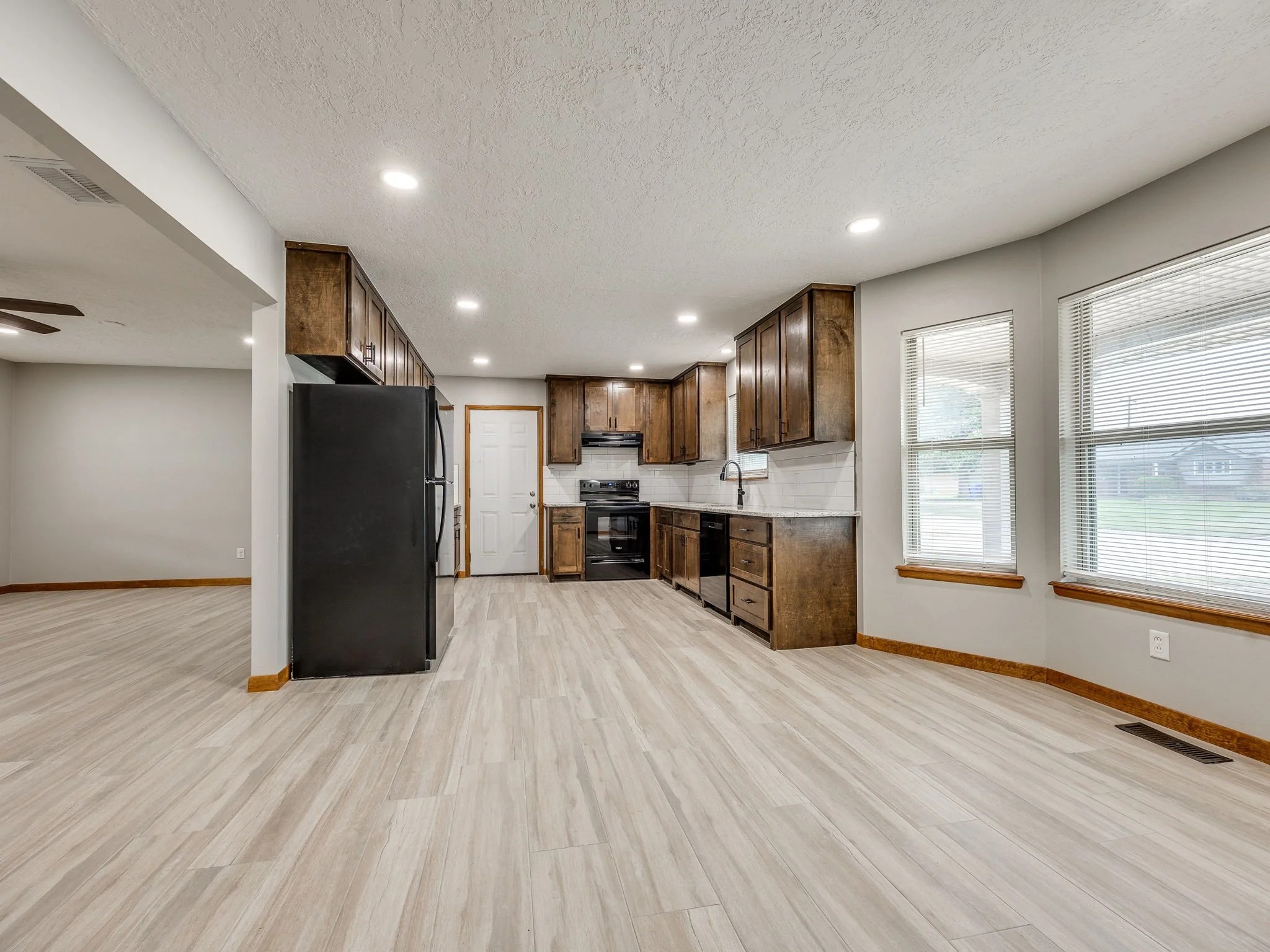 11-web-or-mls-412 Sundown Dr-11.jpg