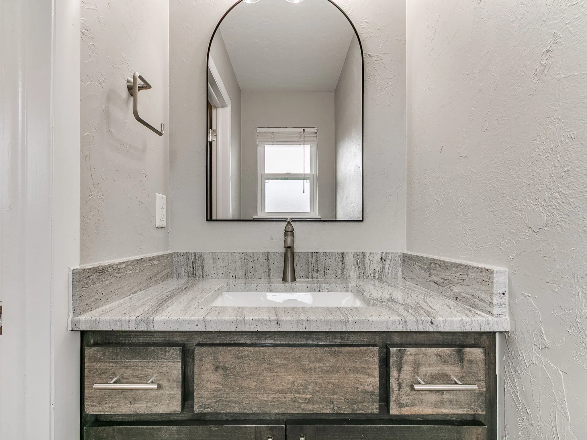 67-web-or-mls-202 Thompson Dr-68.jpg