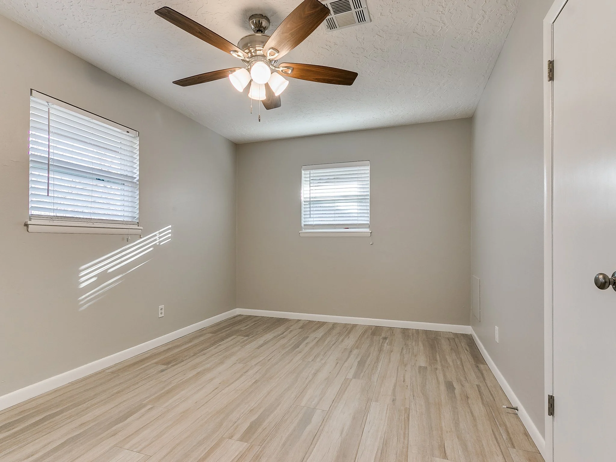 21-web-or-mls-1626 Denison Dr-22.jpg