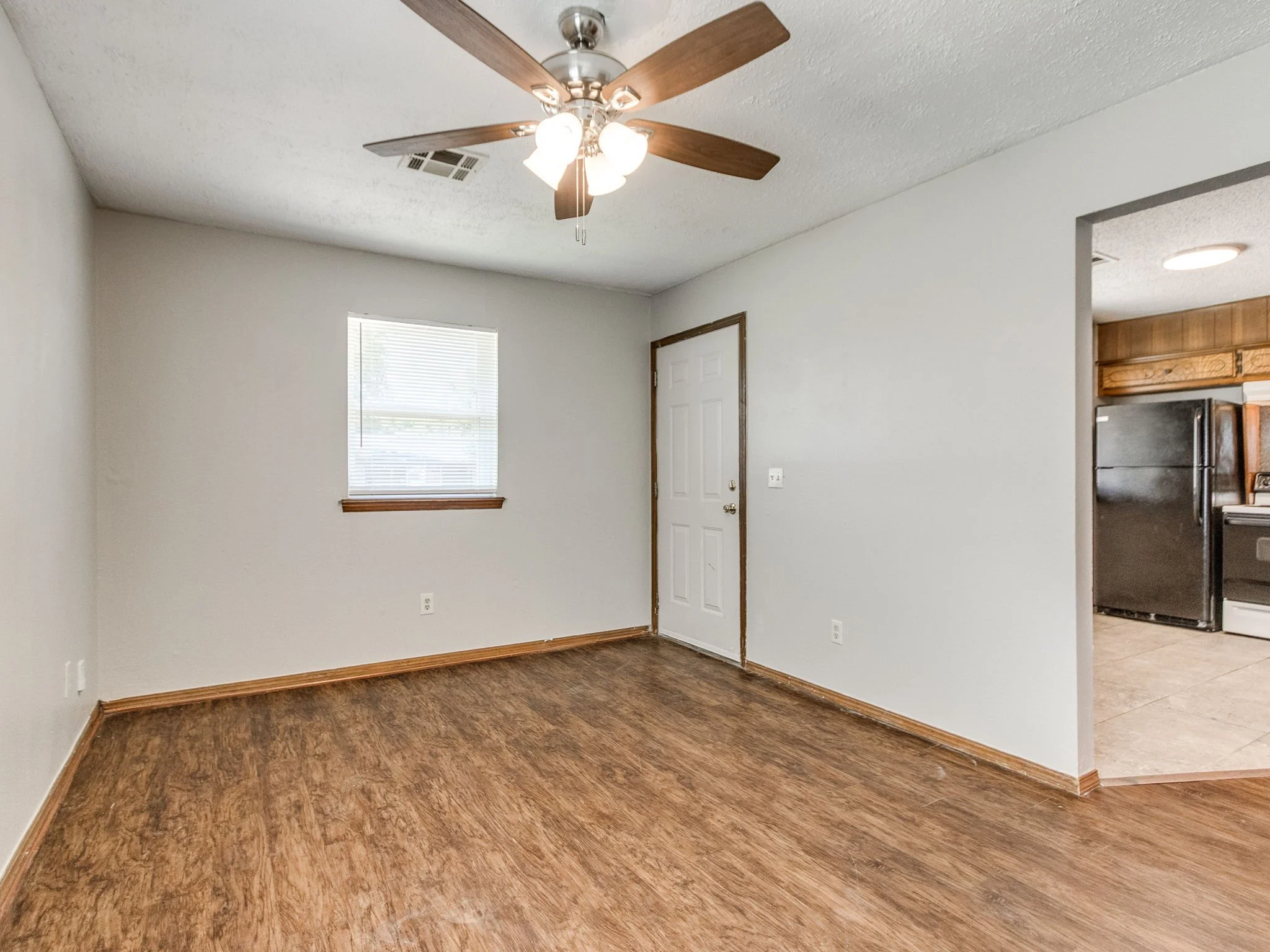 19-web-or-mls-821 Russell Cir-23.jpg