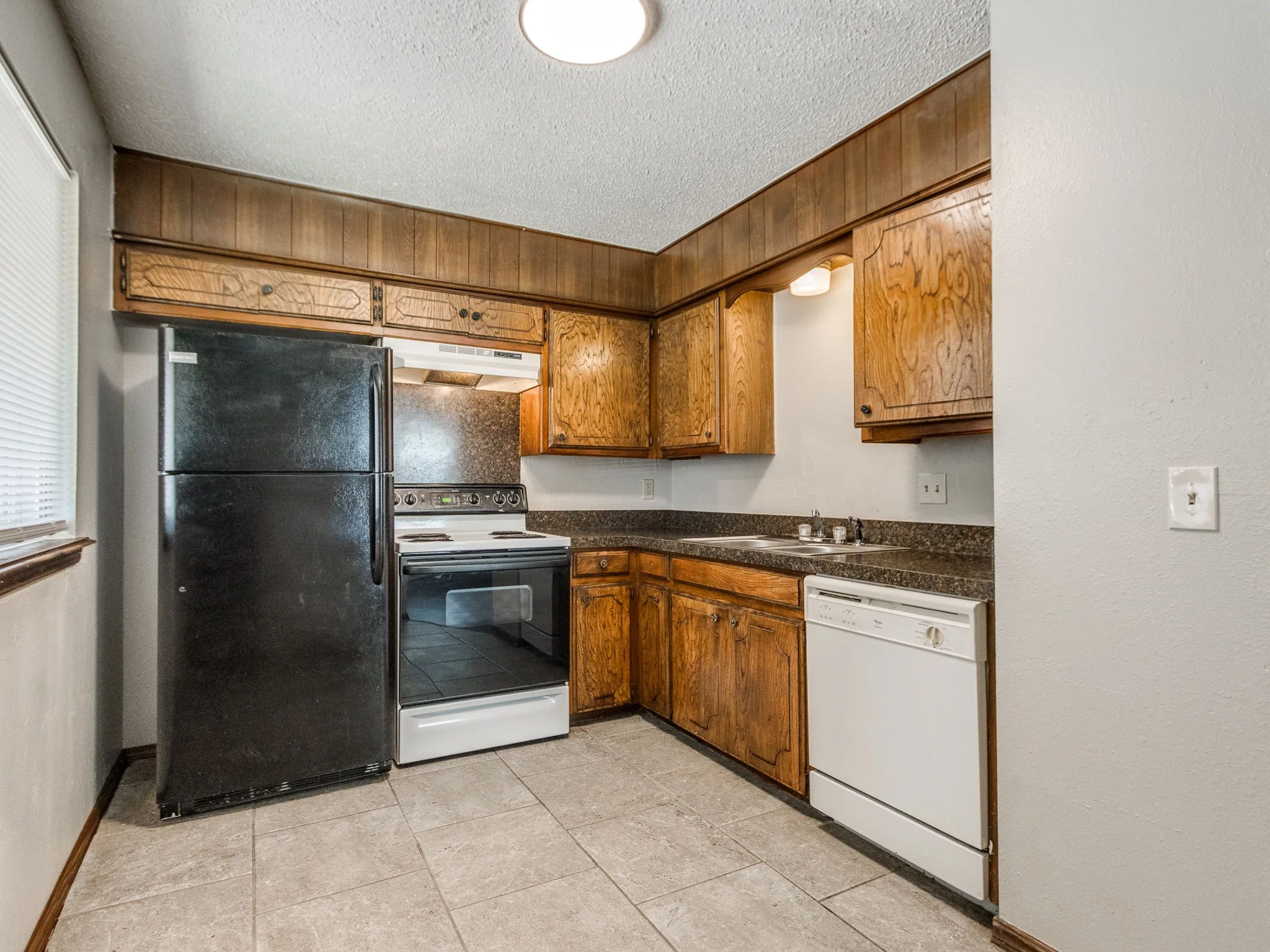 23-web-or-mls-821 Russell Cir-27.jpg