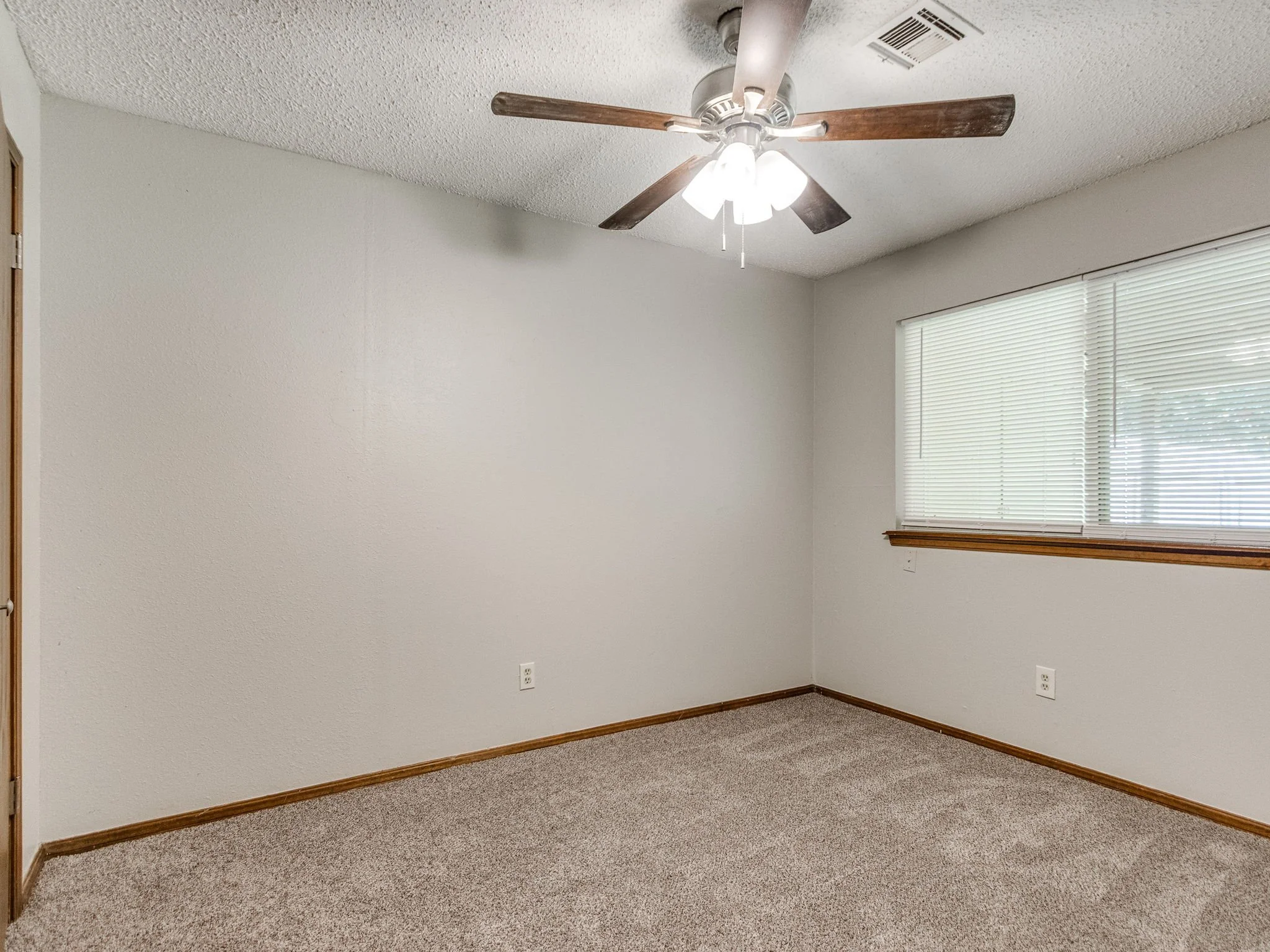 30-web-or-mls-821 Russell Cir-34.jpg