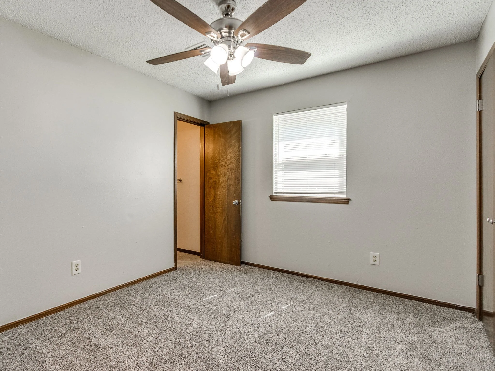 34-web-or-mls-821 Russell Cir-38.jpg