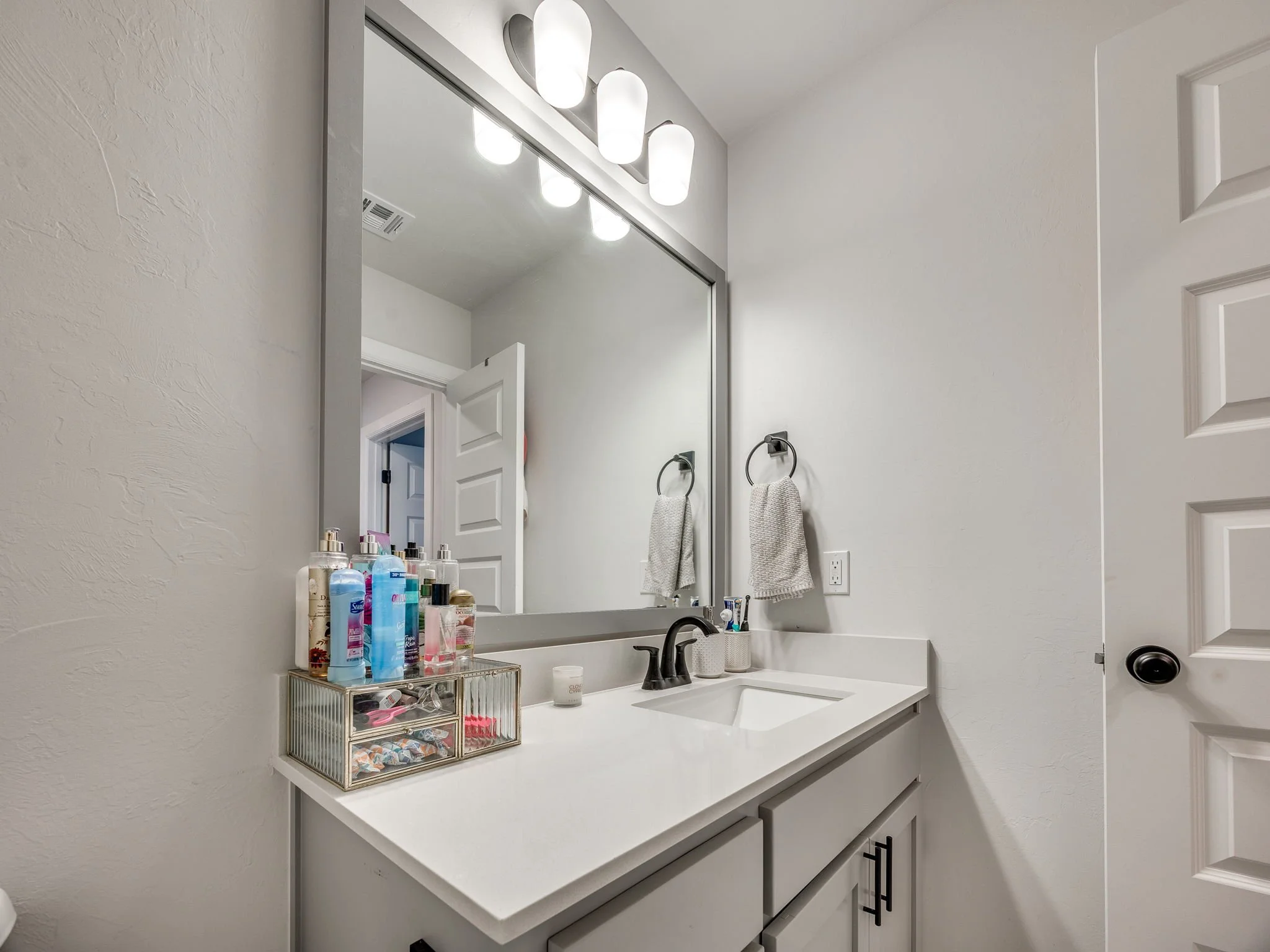 22-web-or-mls-2323 Arcady Ave-23.jpg