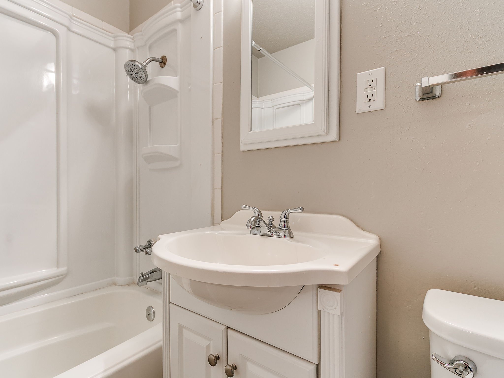 40-web-or-mls-1617 Avondale Dr-41.jpg