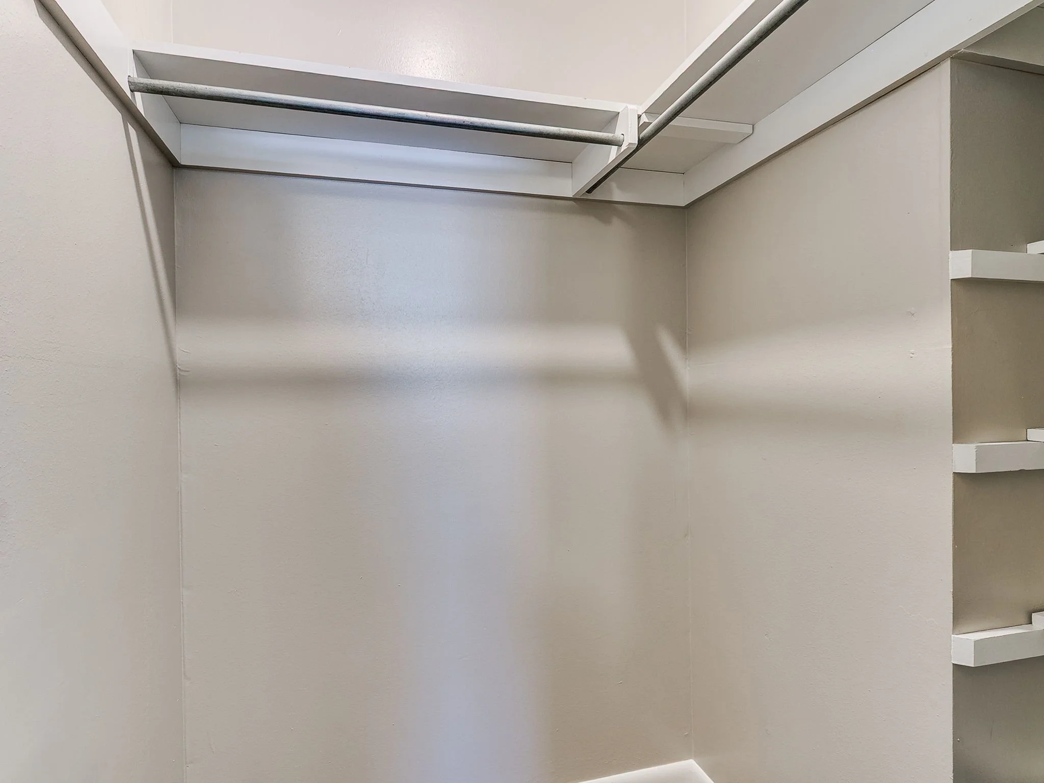 46-web-or-mls-1617 Avondale Dr-47.jpg