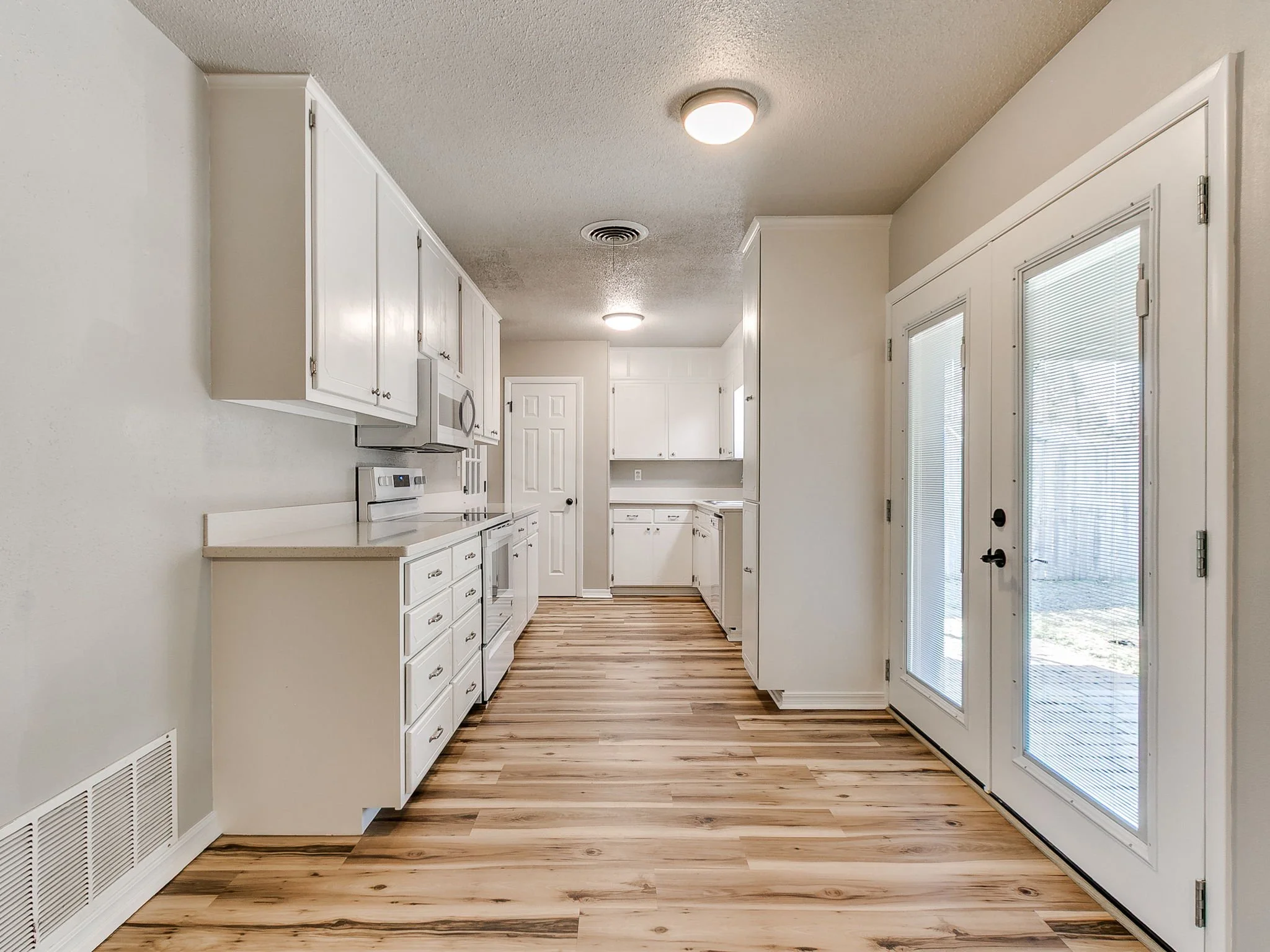 53-web-or-mls-1617 Avondale Dr-54.jpg