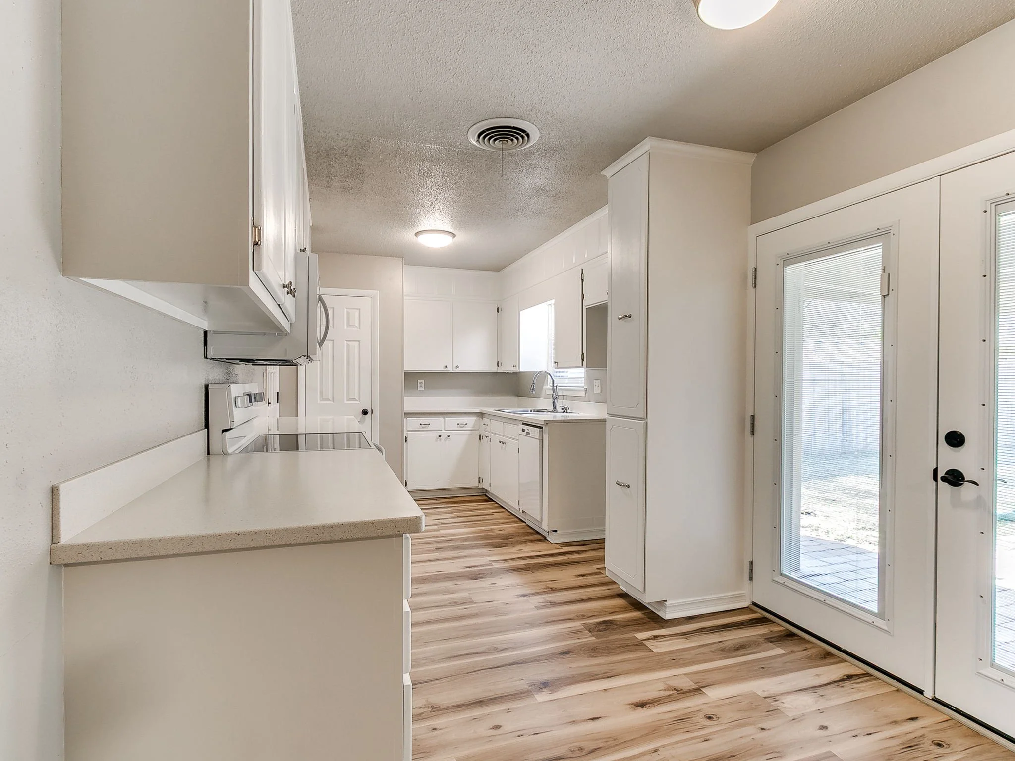 54-web-or-mls-1617 Avondale Dr-55.jpg