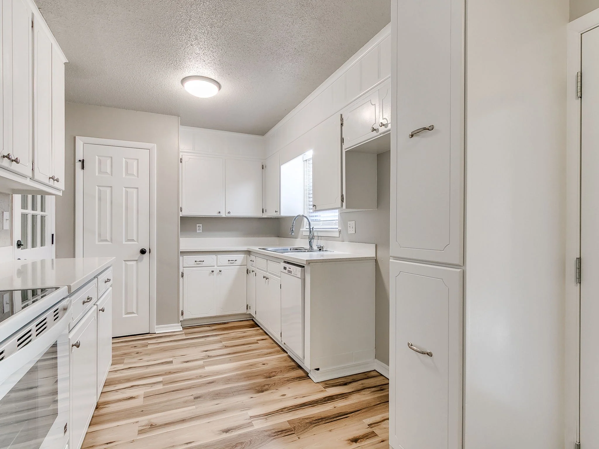 57-web-or-mls-1617 Avondale Dr-58.jpg