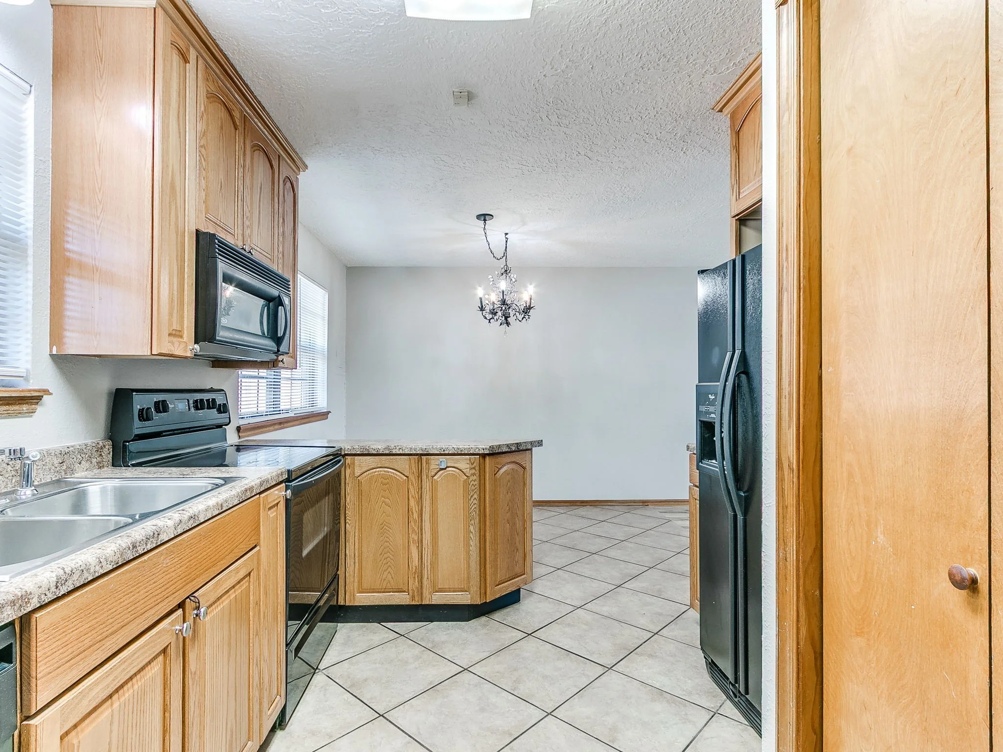 24-web-or-mls-1200 N Crawford Ave-25.jpg