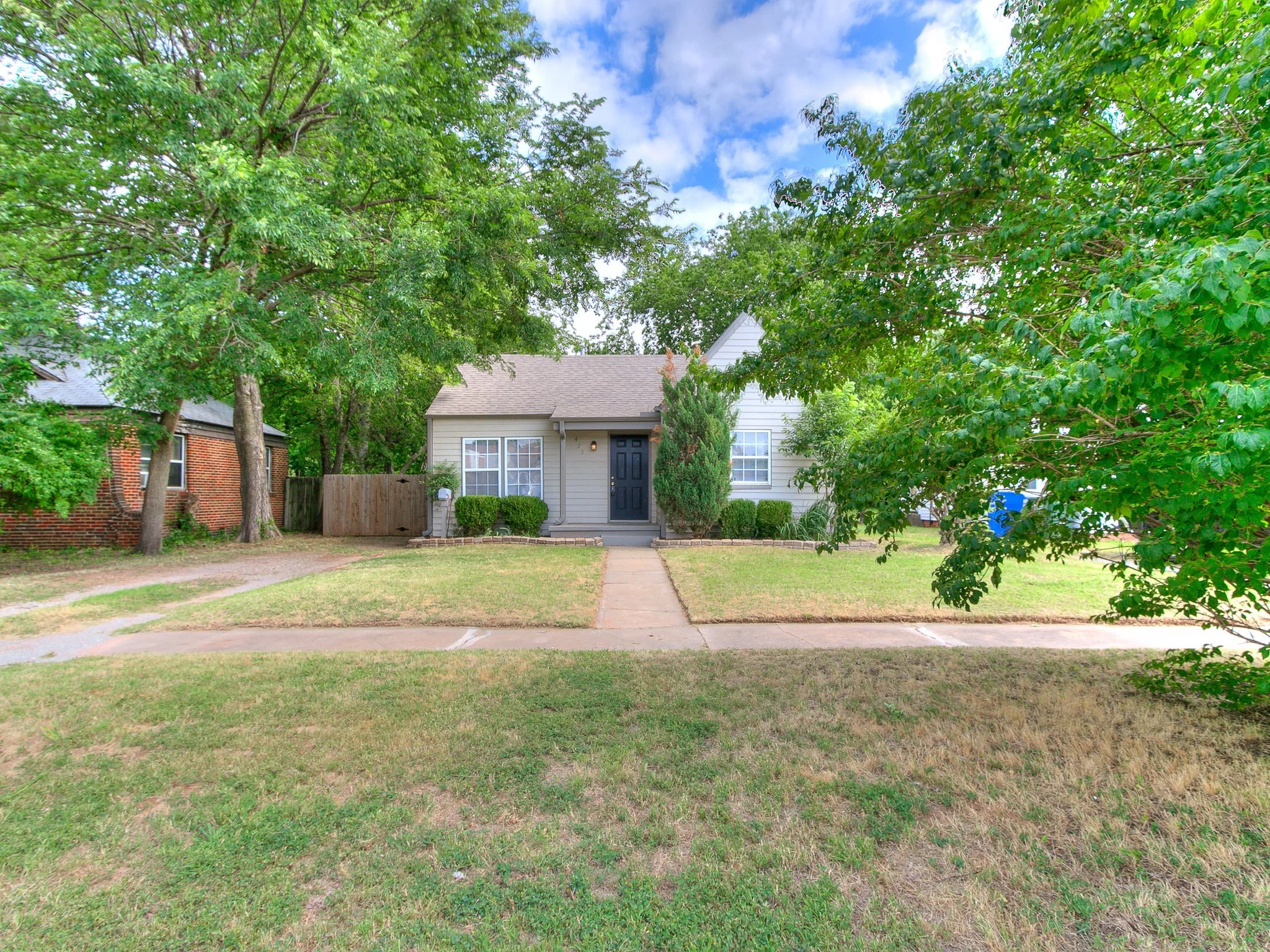 6-web-or-mls-423 E Duffy St-7.jpg