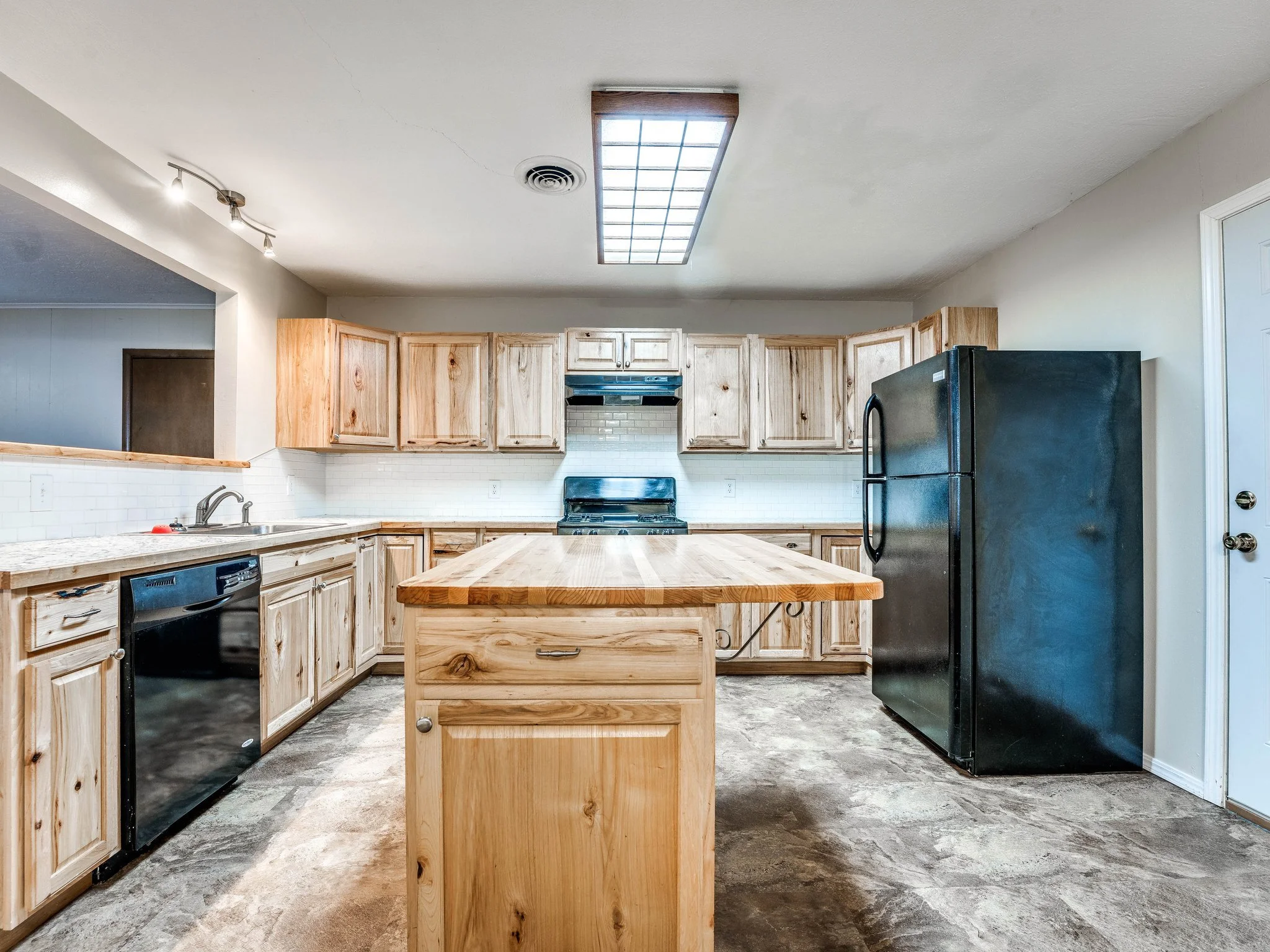 13-web-or-mls-1226 Glenwood-14.jpg