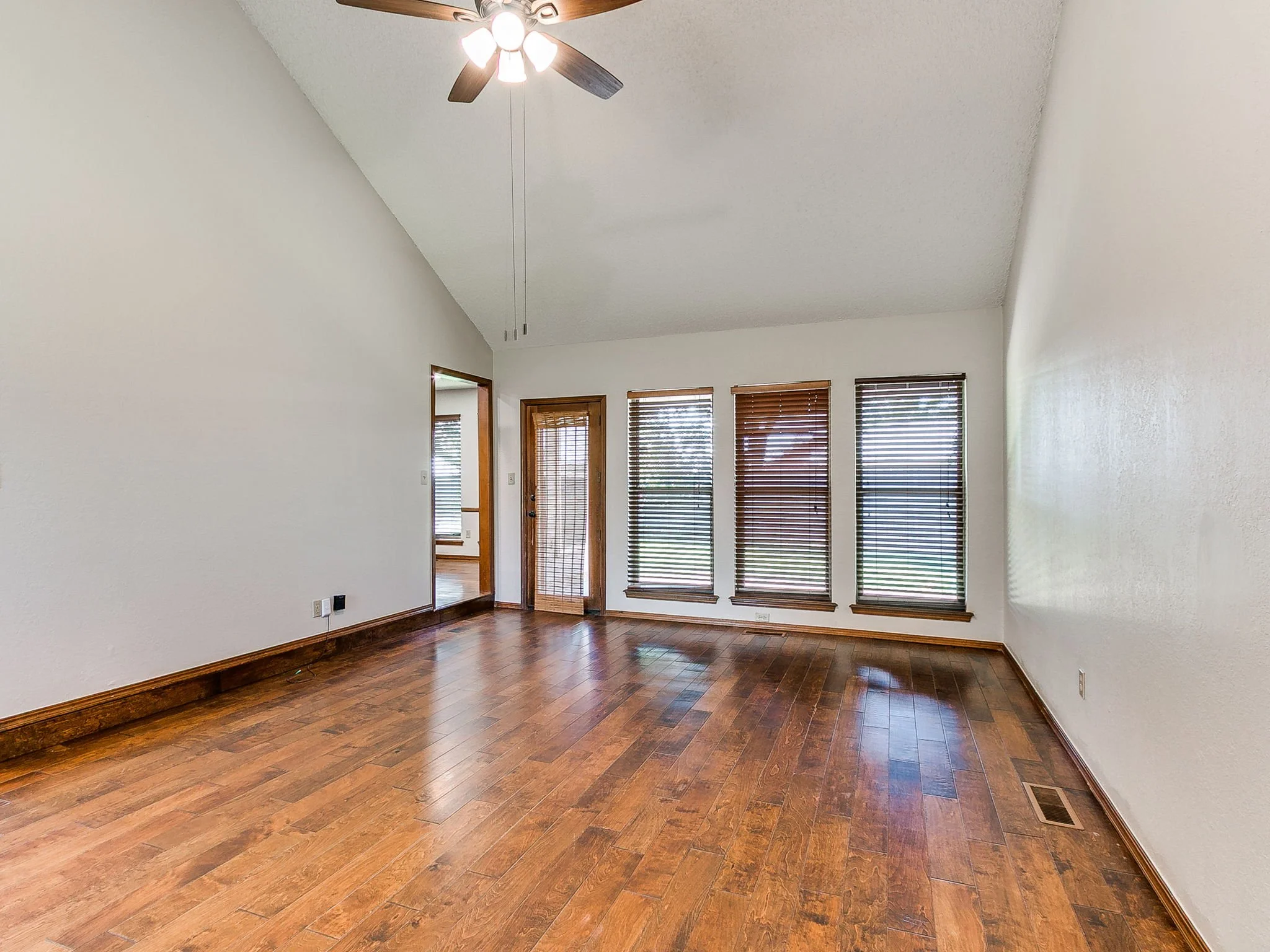 17-web-or-mls-4721 Persimmon Ct-18.jpg