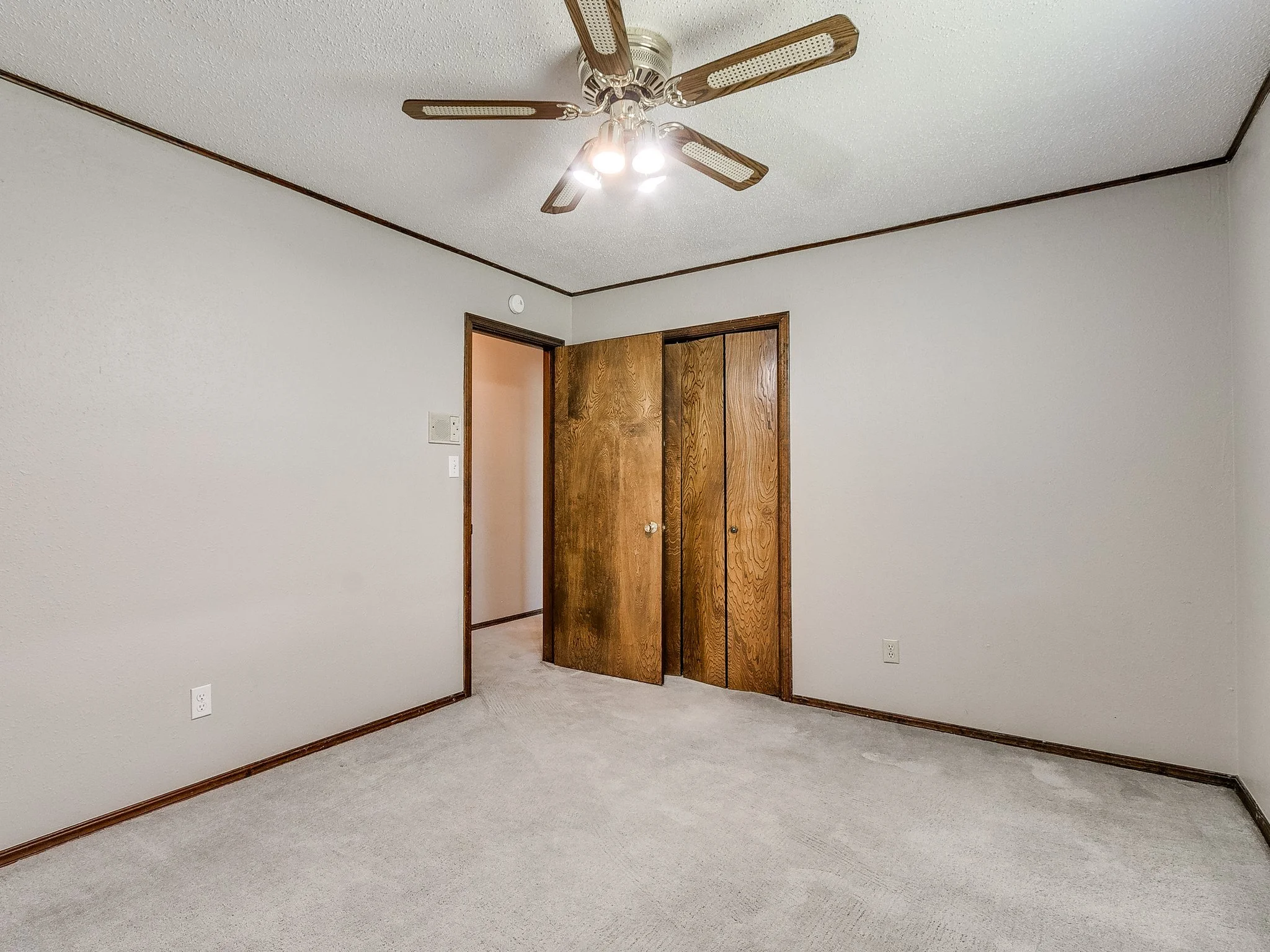 24-web-or-mls-2608 Linden Ave-24.jpg