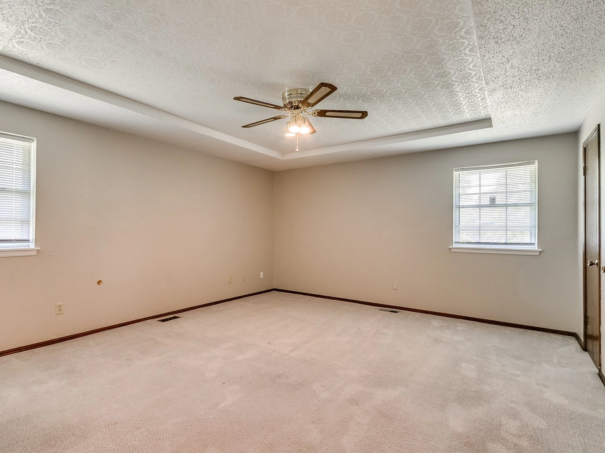 26-web-or-mls-2608 Linden Ave-26.jpg