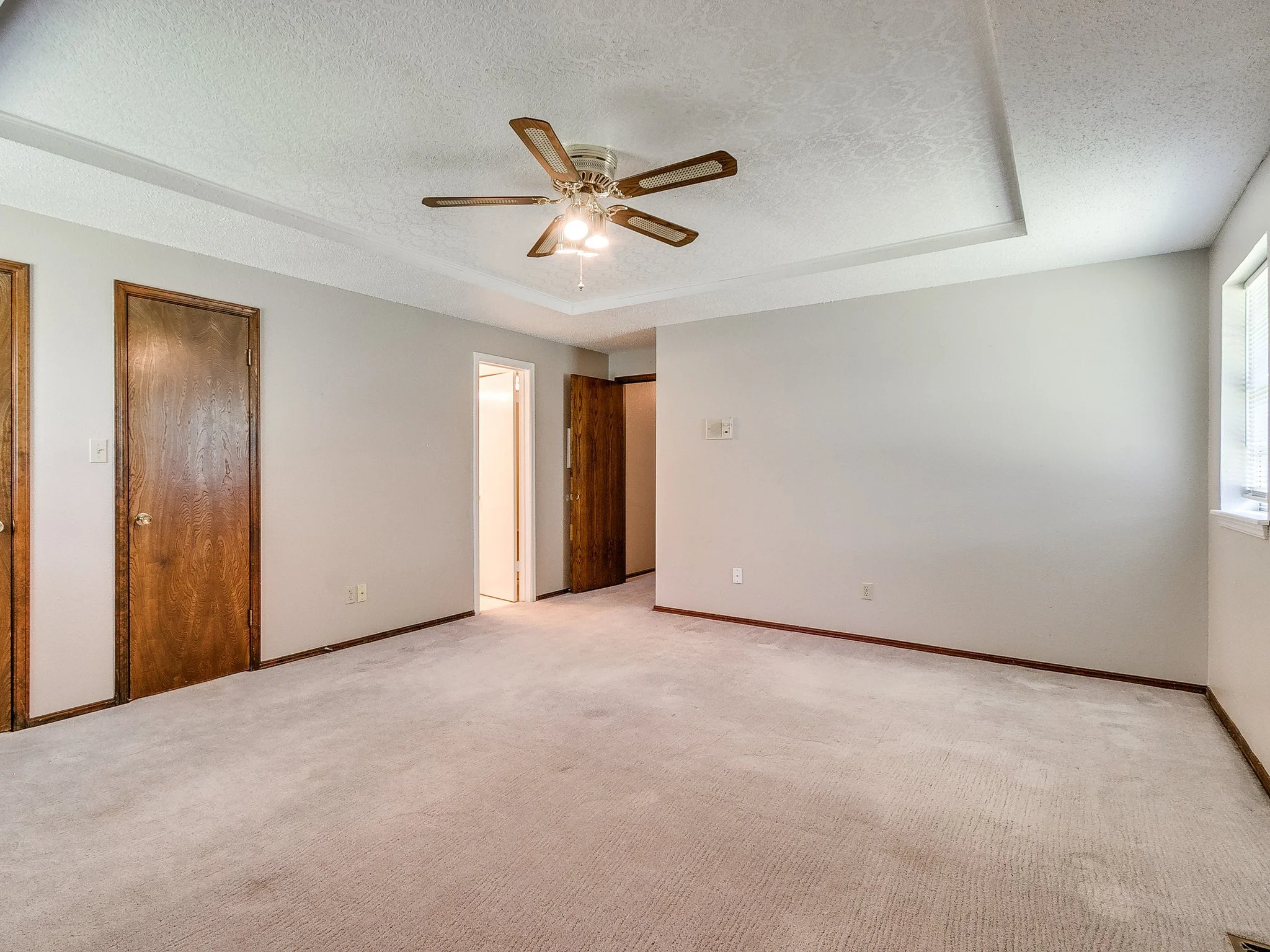28-web-or-mls-2608 Linden Ave-28.jpg