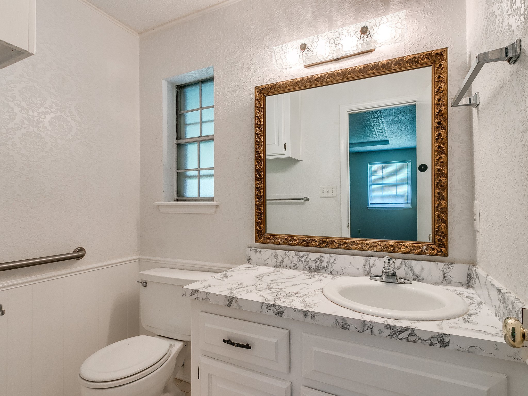 32-web-or-mls-2608 Linden Ave-32.jpg