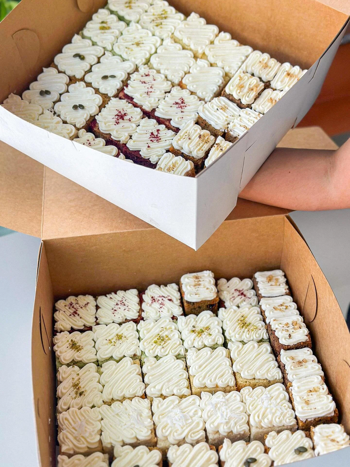 Perfect little treats for any occasion 💕🧁 for only CG 4,50 each😋🤩

Choose from:
🍌 Banana
💚 Pistachio
🥥 Coconut
🥕 Carrot
❤️ Red Velvet
💛 Passionfruit
🎃 Pumpkin