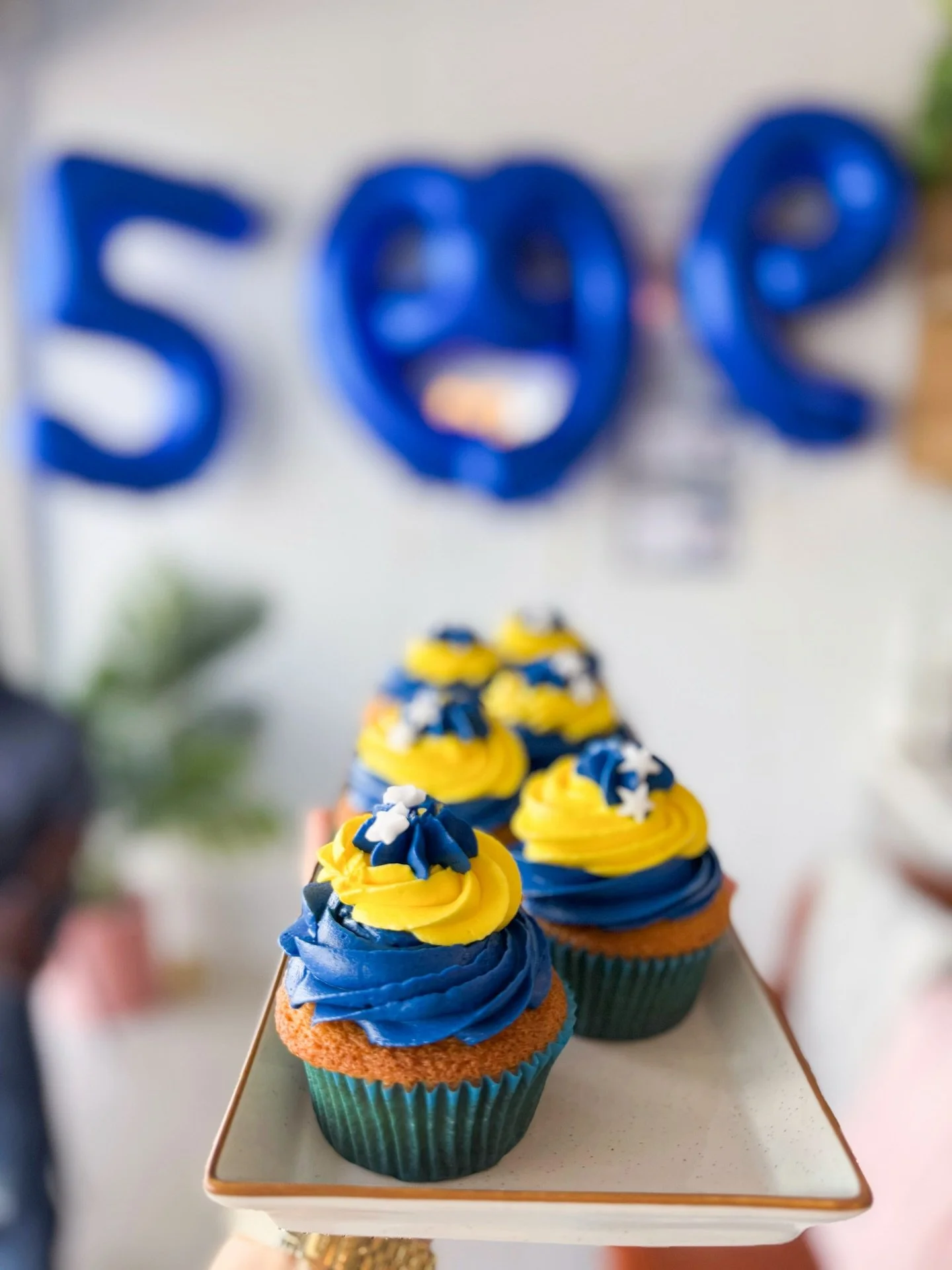 Hopi Orguyo💙🌊 
6 Cupcakes left after 250+ made 💛💙 Come and get them😍
These cupcakes were made today with a deep feeling of pride and still high on the amazing energy from last night!
HOPI PERO HOPI AMOR PE ISLA AKI 😍🇨🇼💛💙

Open till 2:00pm T