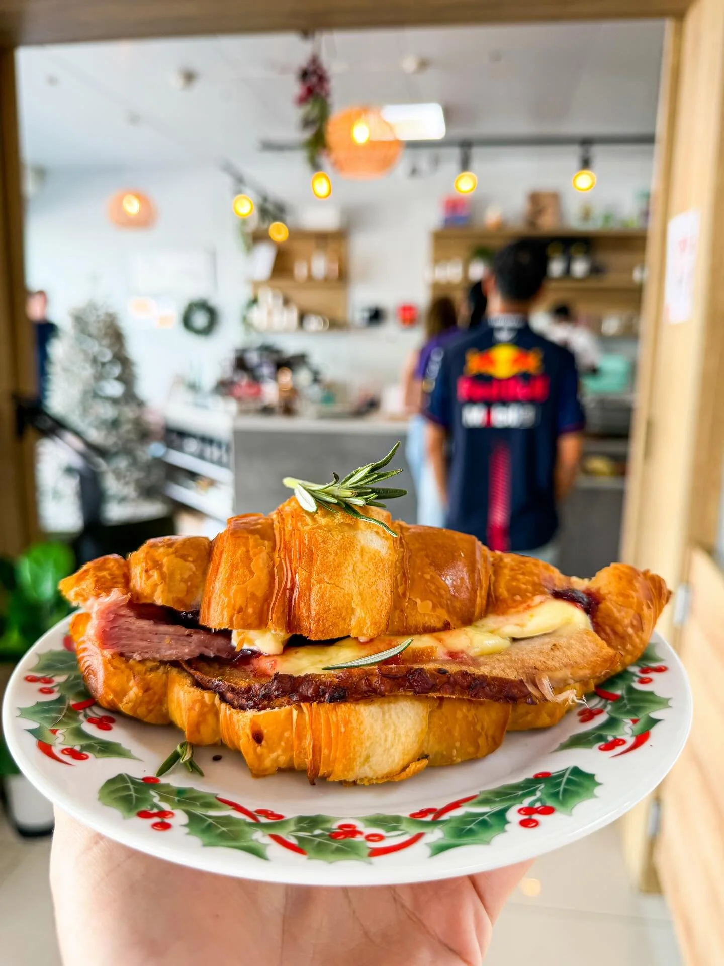 Our Christmas special is here! 🎄✨
Ham di Pasku + buttery croissant + homemade cranberry jam + brie 🤤