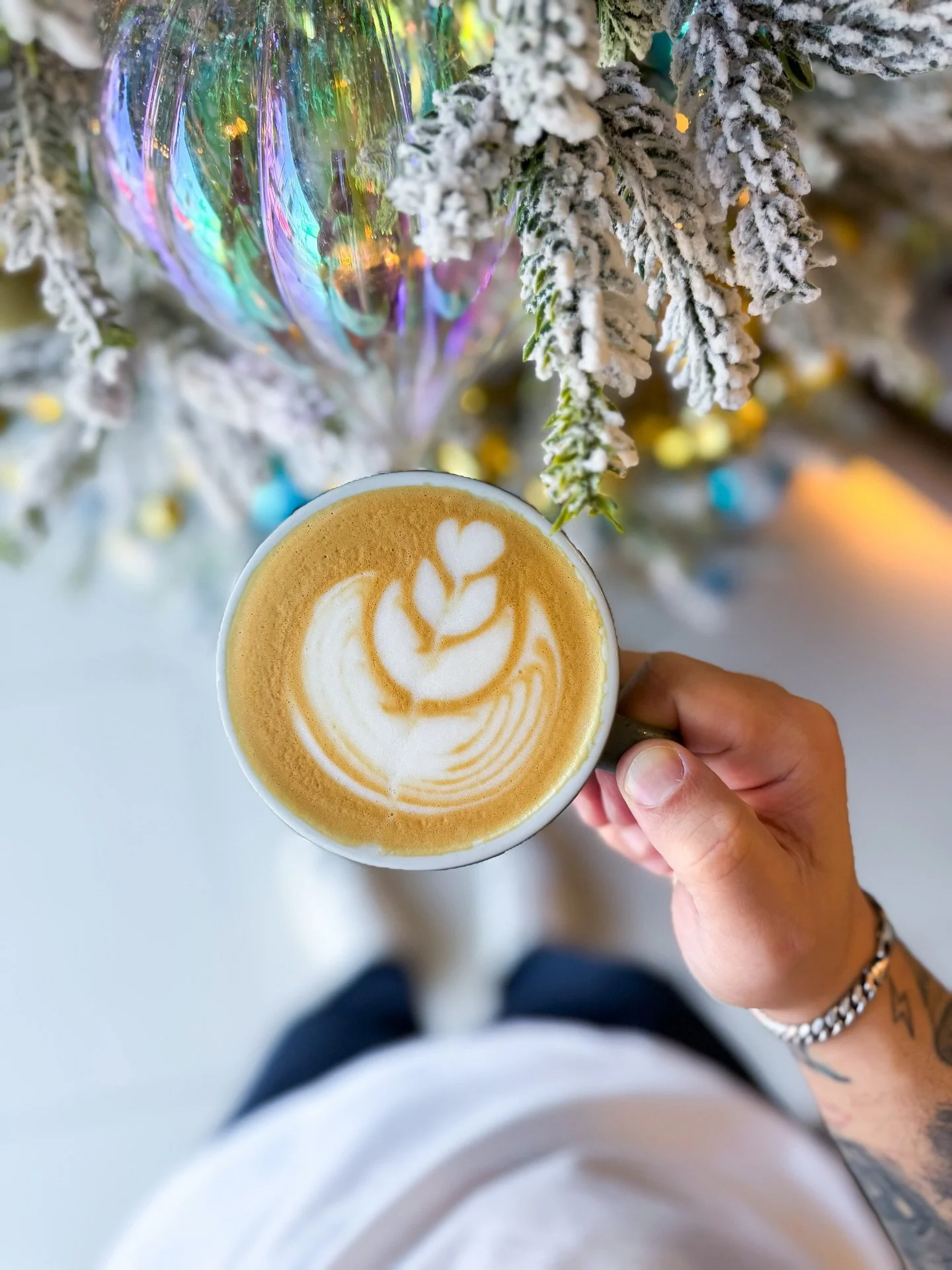 Caffeine and Christmas Vibes is everything we need💙✨