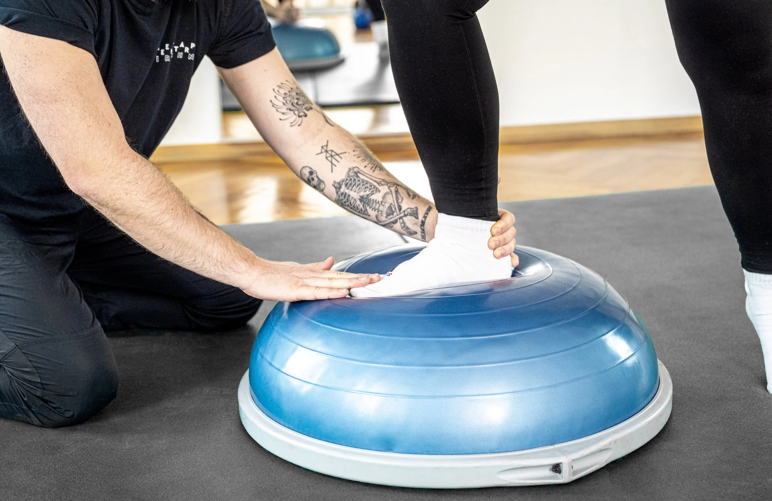 Physiotherapie Balance Training mit BOSU Ball im Therapiezentrum Kirchner Stuttgart