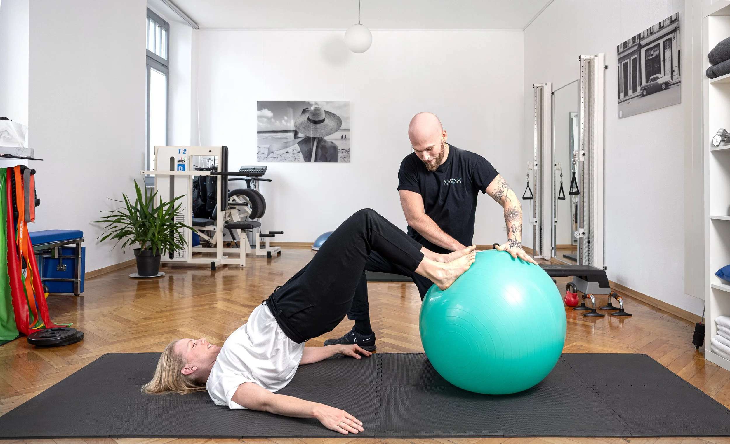 Physiotherapie Übung mit Therapeut am Gymnastikball im Therapiezentrum Kirchner Stuttgart