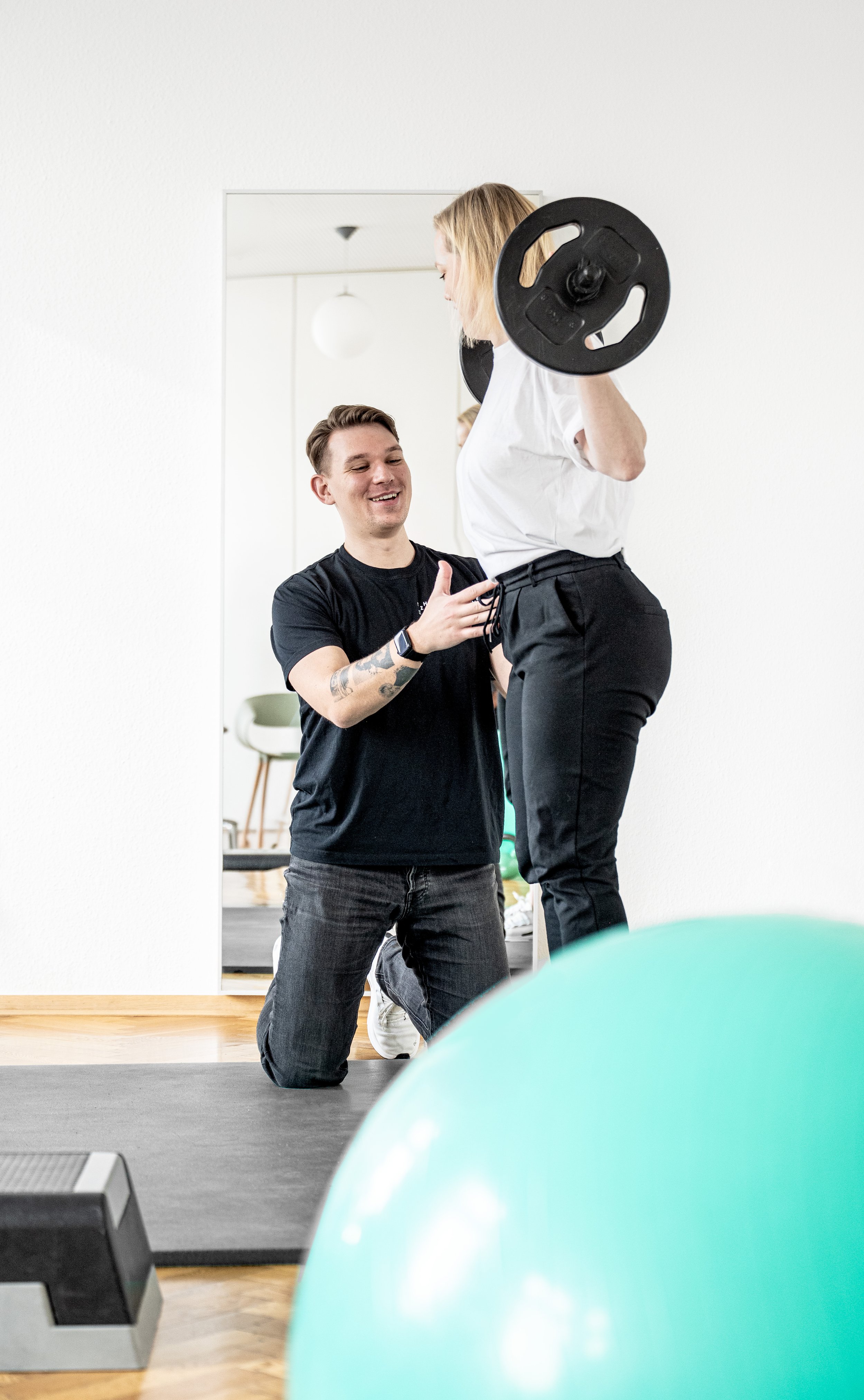 Sporttherapie Training mit Gewichten unter Anleitung eines Therapeuten