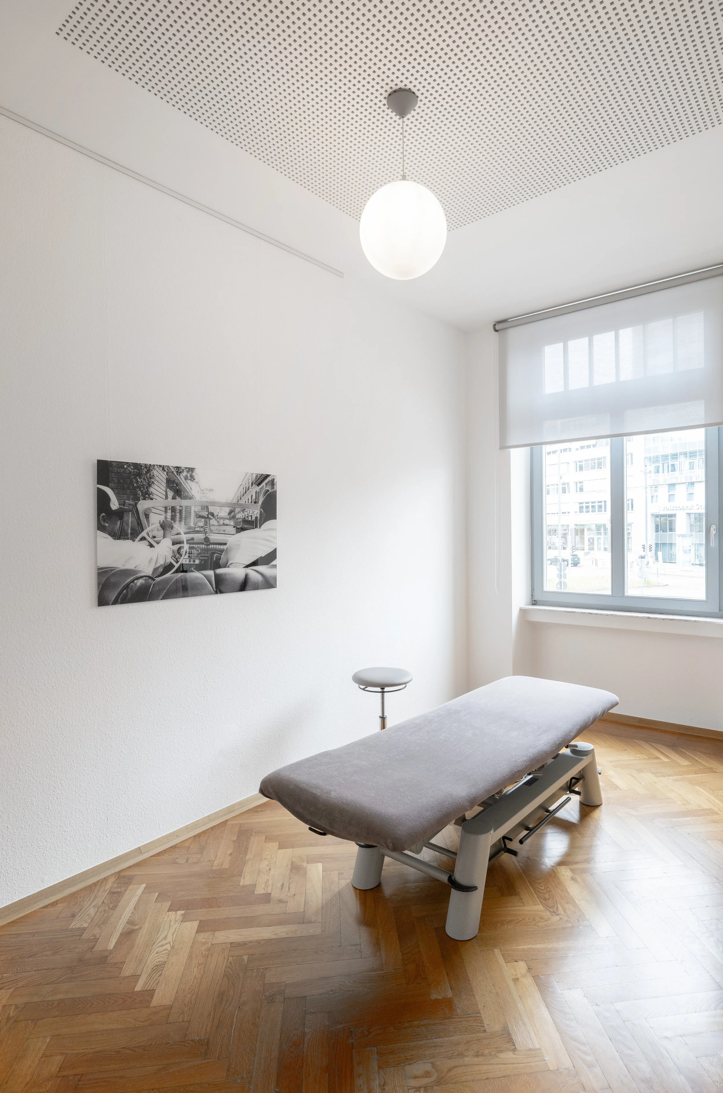 Behandlungsraum mit Therapieliege im Therapiezentrum Kirchner Stuttgart