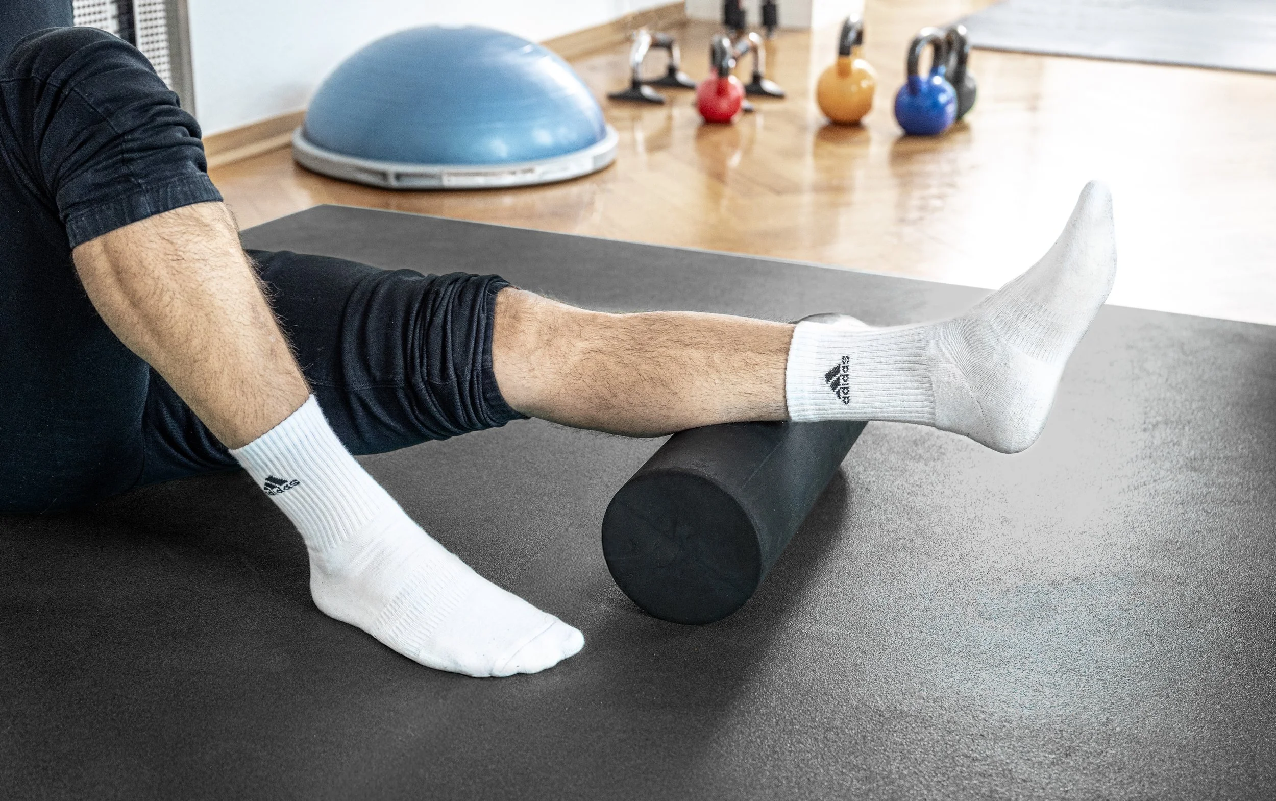Physiotherapie Dehnübung mit Faszienrolle im Therapiezentrum Kirchner Stuttgart