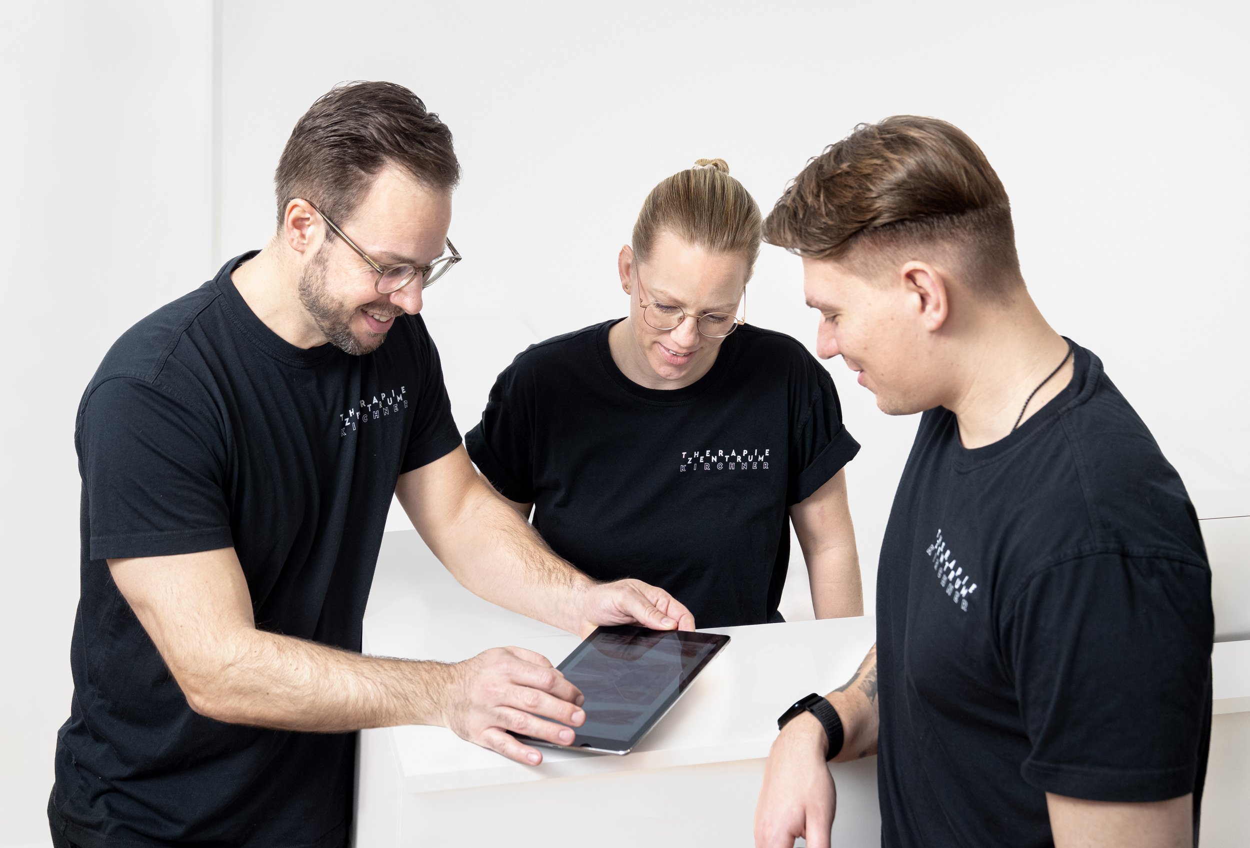 Physiotherapeuten besprechen Behandlungsplan im Therapiezentrum Kirchner Stuttgart