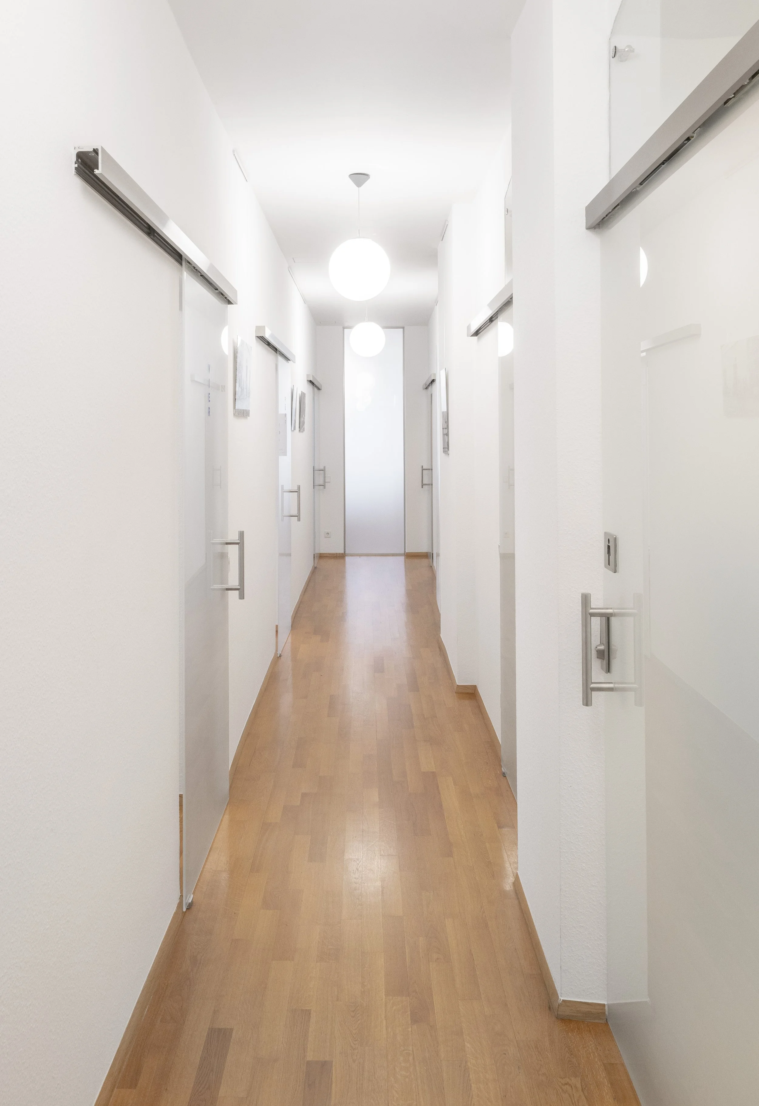 Flur mit Behandlungsräumen im Therapiezentrum Kirchner Stuttgart