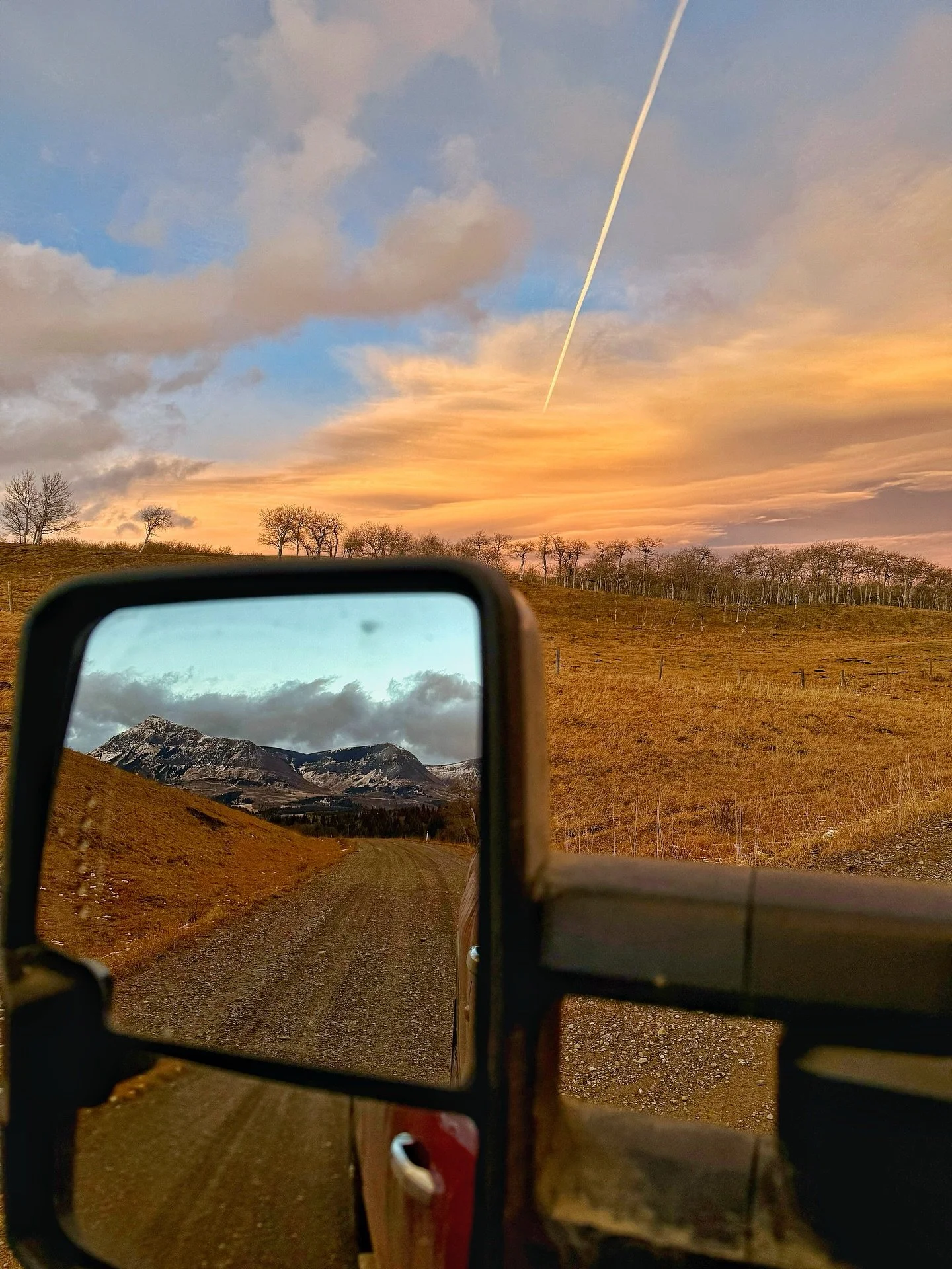 Coming or going, the views at Thanksgiving Ranch never fail to amaze.
Golden skies ahead, Rocky Mountains in the mirror &mdash; beauty in every direction.

#TravelAlberta #ExploreCanada #VisitCanada #WanderNorth #TravelInspiration #BucketListTravel #