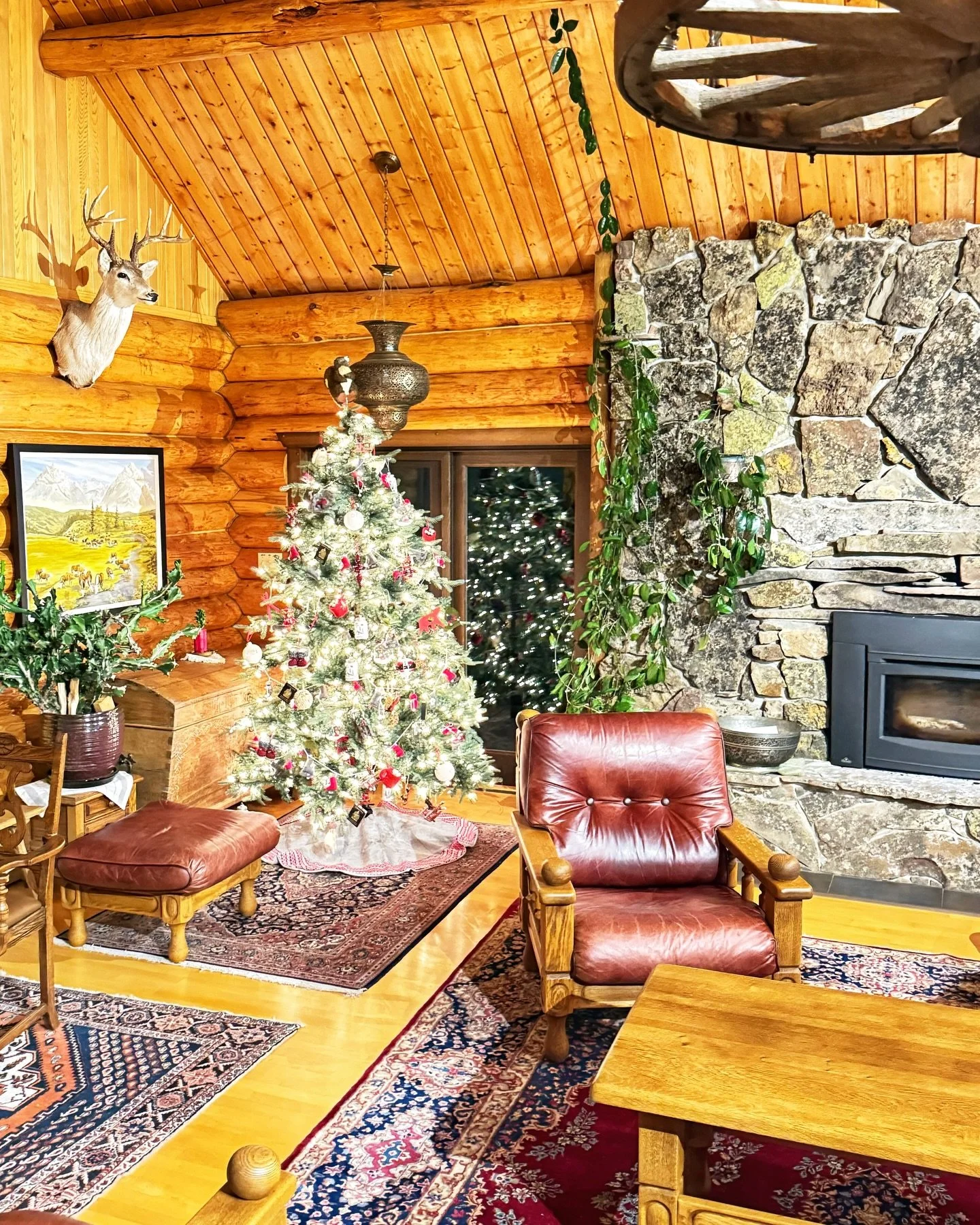 ✨ Somehow we&rsquo;re less than a month from Christmas, and the lodge is already glowing with holiday magic. 

The tree is lit, the fire is warm, and we&rsquo;re ready for your ultimate dream Christmas celebration. 🎄❄️

#ChristmasAtTheLodge #Holiday