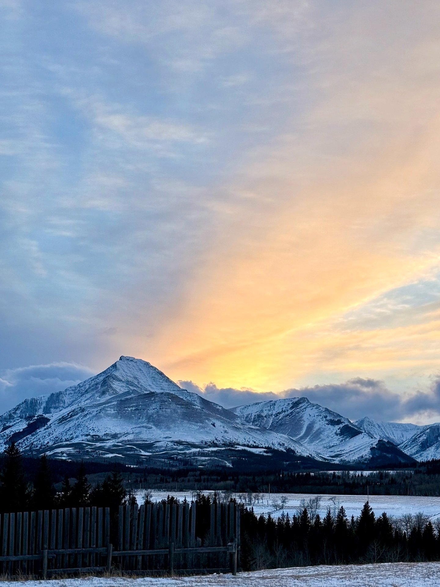 Happy Solstice ✨
Soaking in the sunset and welcoming longer days ahead.

#HappySolstice #SolsticeSunset #LongerDays #ChasingLight #SunsetLovers GoldenHour SeasonShift NatureVibes SkyLovers HelloSun