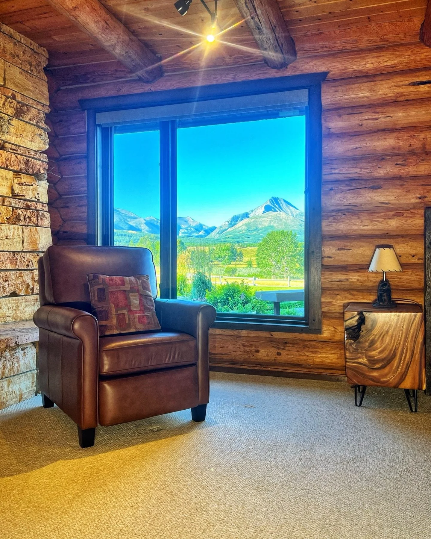 At first glance, it looks like a painting.

But this masterpiece isn&rsquo;t hanging on the wall &mdash; it&rsquo;s framed by the window of our Lodge Suites. 🪟🏔️

The Canadian Rockies, right outside your room.
Luxury, nature, and a view you&rsquo;l