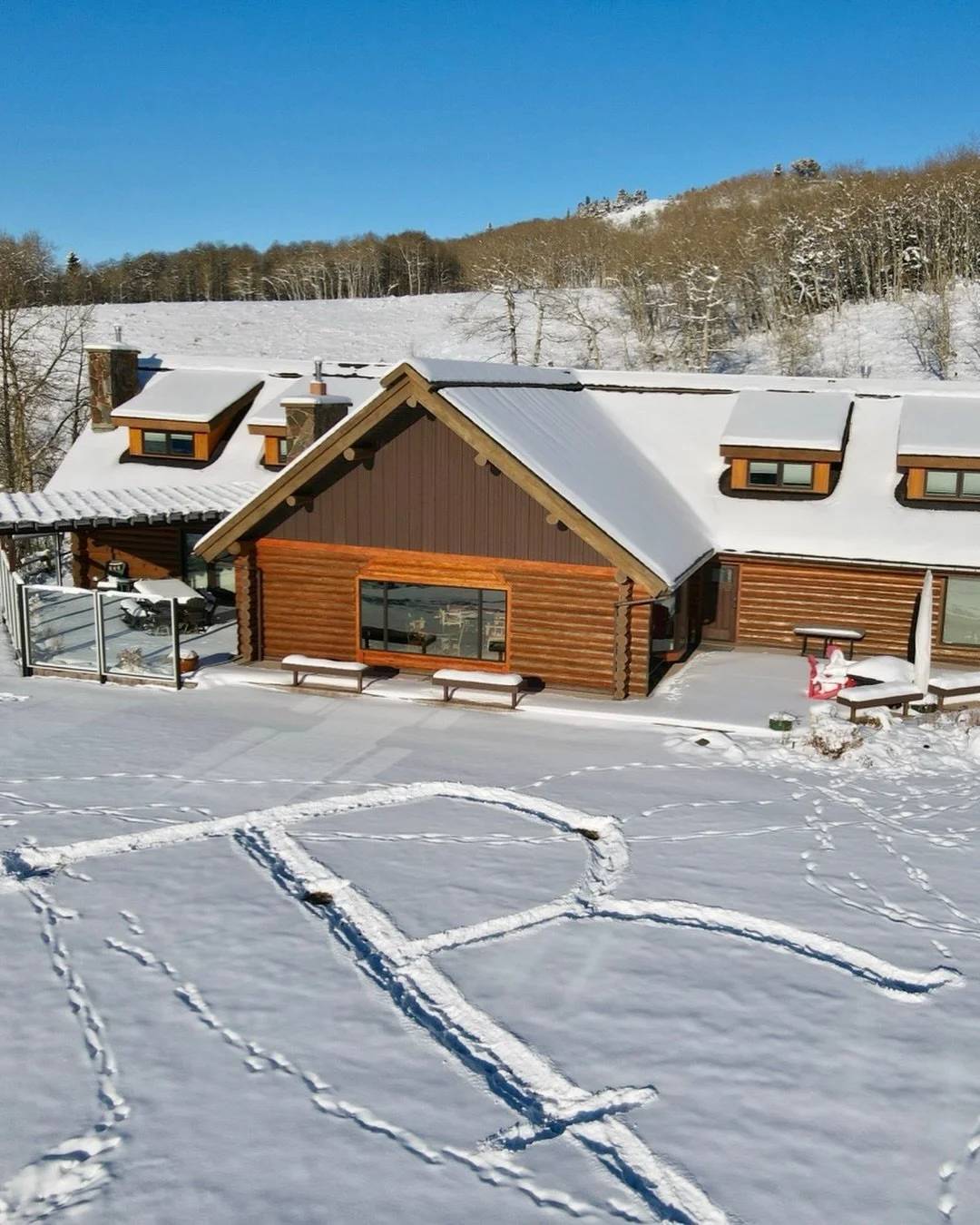 Even the snow carries the story.

The Lodge at Thanksgiving Ranch from above &mdash; where every season leaves its mark.

#ThanksgivingRanch #RanchLiving #WinterAtTheRanch #MountainLife #explorealberta