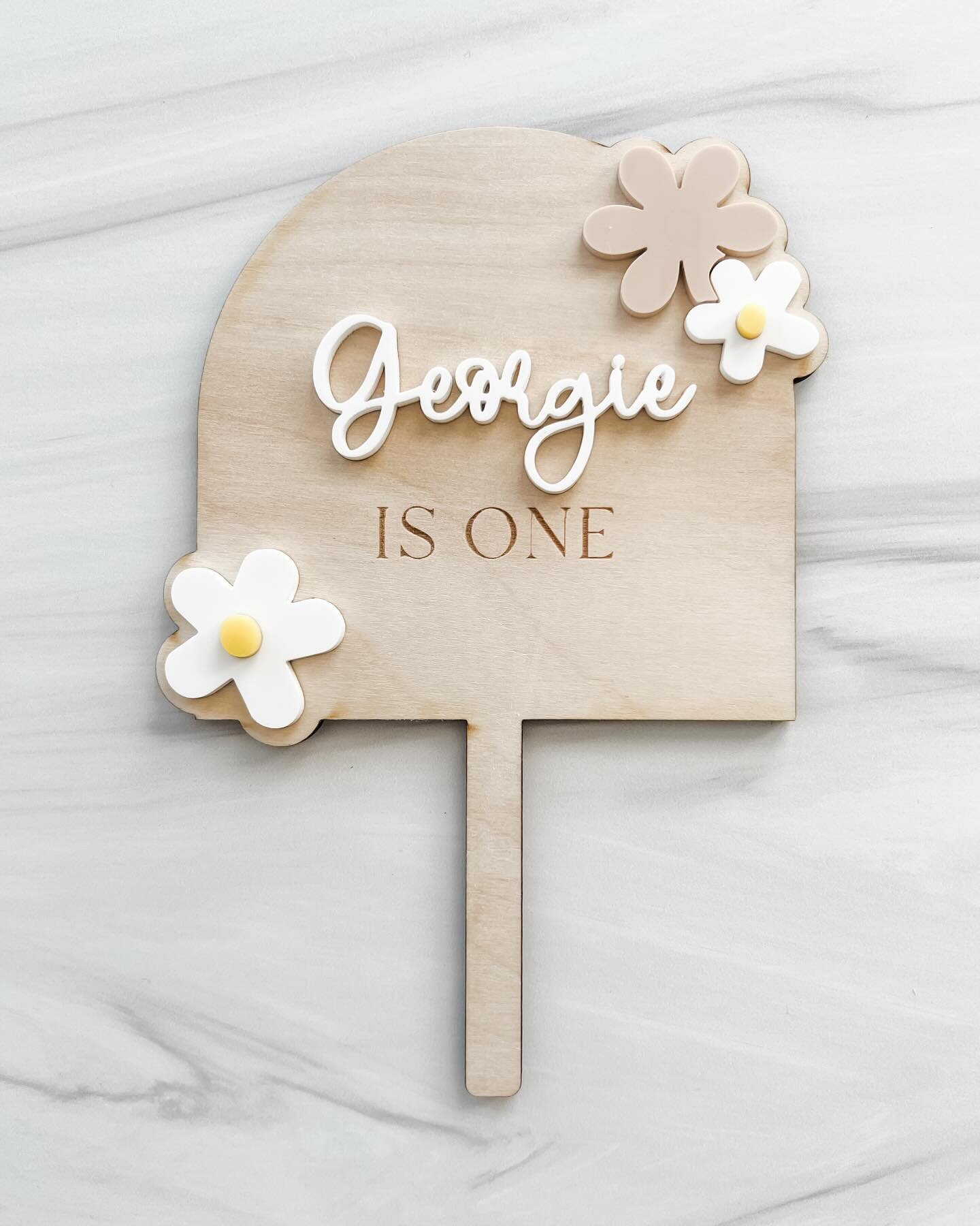 The sweetest little daisy cake topper for an even sweeter one year old 🌼 

#caketopper #firstbirthday #birthdaycake #lasercut #laserengraving #happybirthday #oneyearold