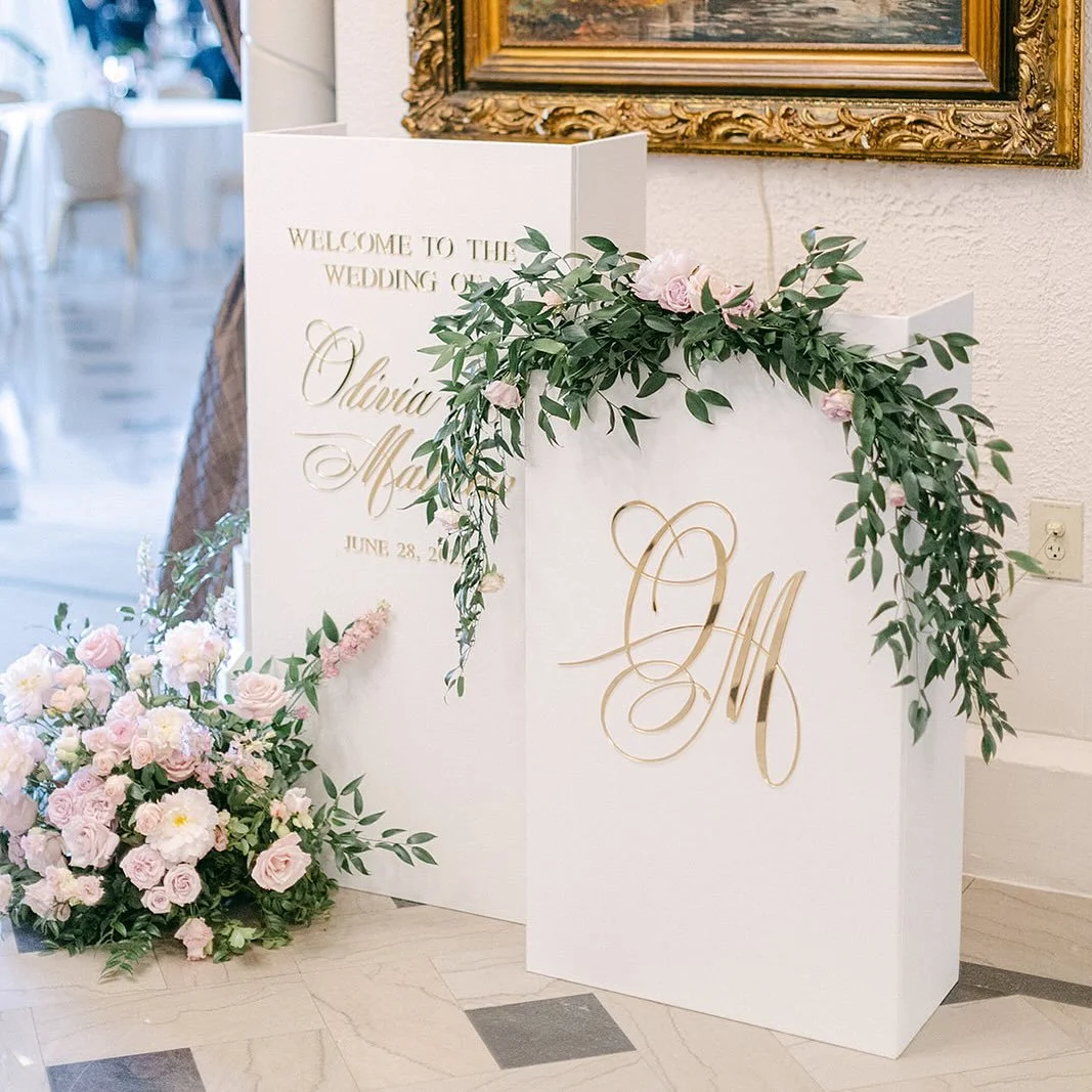 A welcome sign duo to remember ✨ 

@boldlychicevents @liv_schultheis 
@bellasorellafloraldesign 
@chloeluka 
@eventsatcolumbiaclub