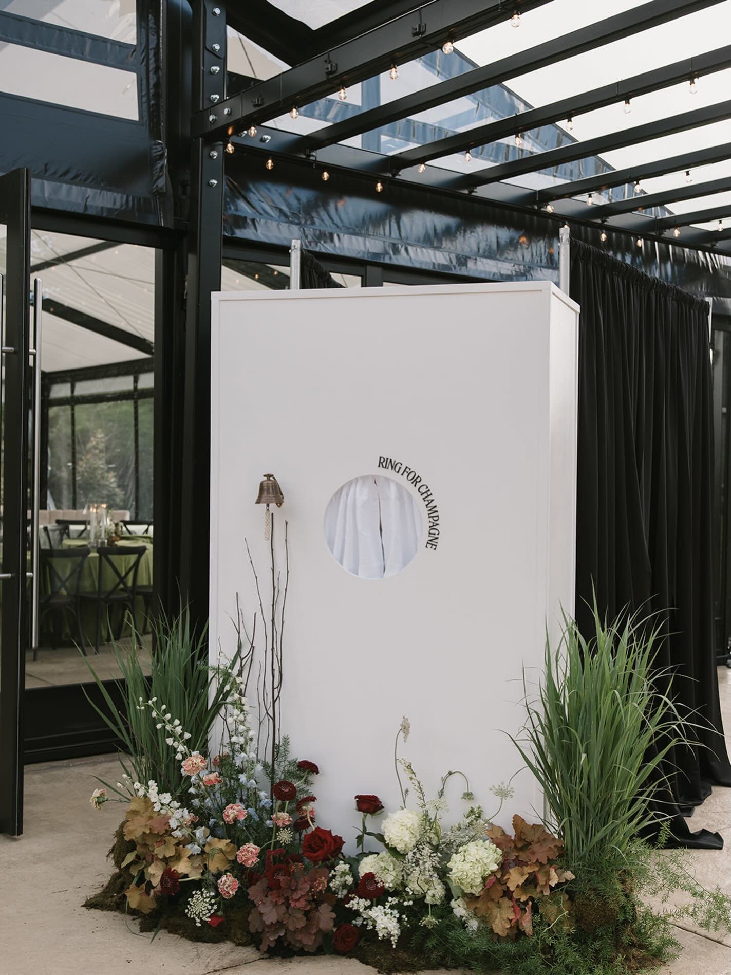 And we rang that bell all night ⭐️ we celebrated The Gable at @mustardseedgardens last week and it was a party to remember! 

@hollylea_ 
@filmsbyemelie 
@aclassicpartyrental
@rkflorals