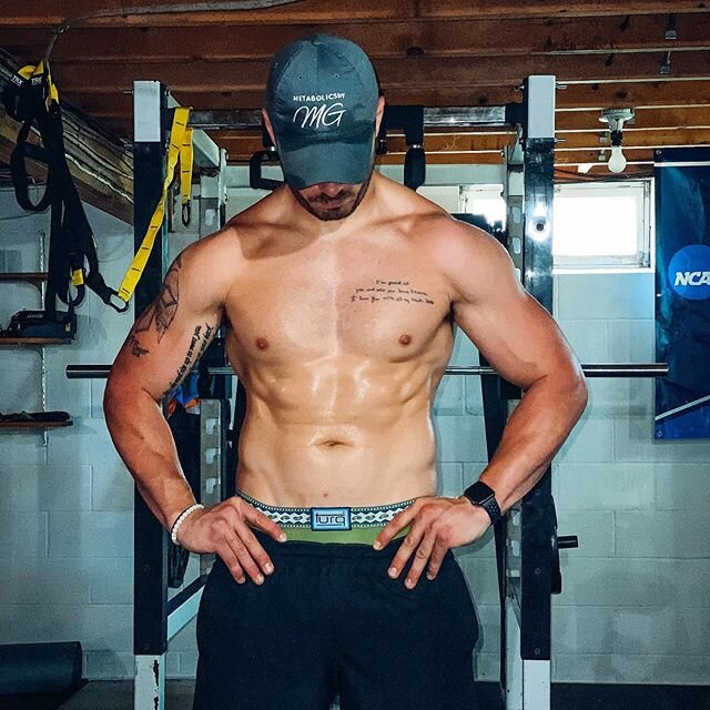 ✏️ Summer Fit Tips 📝
&bull;&bull;
The summer is FINALLY here and I can assure you I will not be missing out on the good food, cold drinks, and the great company ☀️🥩🍹
&bull;&bull;
I stay very consistent M-F so I can enjoy the weekends‼️ My PHYSICAL