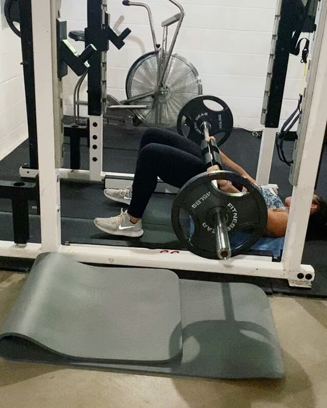 building that BACKSIDE 🍑
&bull;
Strong glutes can help:
🍑improve posture
🍑alleviate lower back
🍑hip and knee pain
🍑enhance athletic performance
🍑reduce bone density loss ✨www.metabolicsbymg.com✨