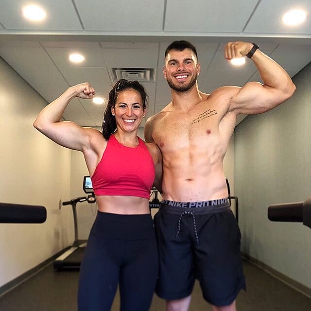 #FlexFriday from Us to You 👉🏼👉🏼❕❕
&bull;&bull;
My work routine has changed a bit and has gotten a bit more hectic but @metabolicsbymg makes everything easier on a day to day basis 👌🏼🙌🏼
&bull;&bull;
Thankful as always 🤍