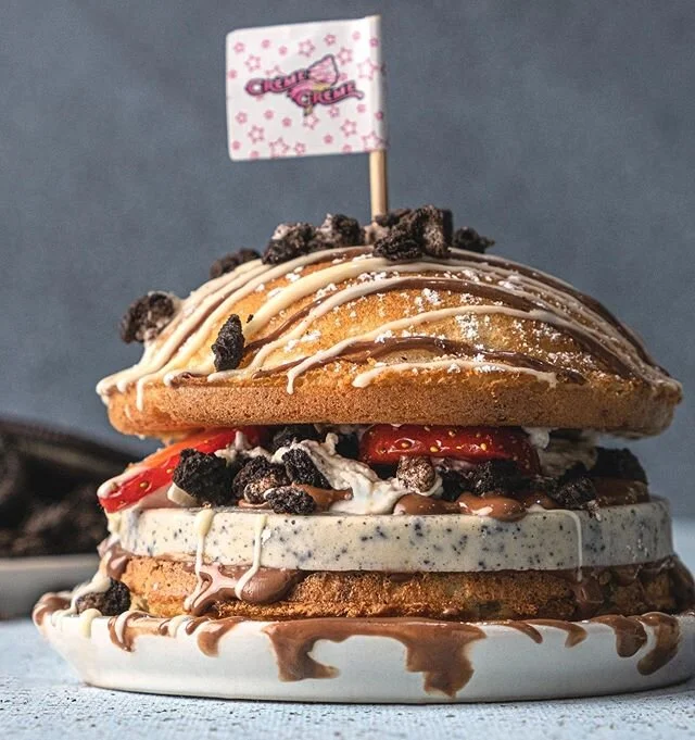 Last night I literally dreamt about this double oreo melted chocolate burger, got out of bed and thought wait a minute it’s only down the road.. Walked into Crème De La Crème, and thanked God. Who knew achieving your dreams would