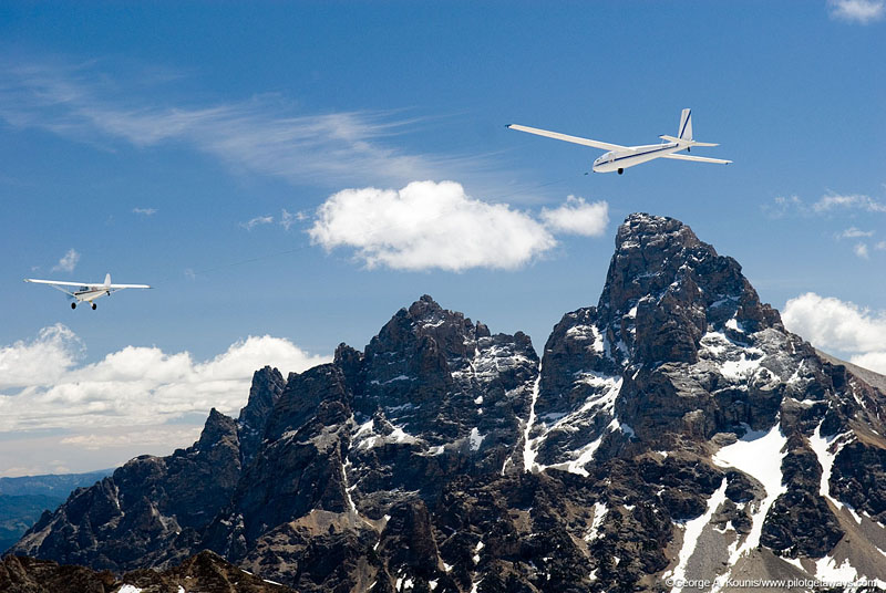 aviat husky towing glider in the tetons