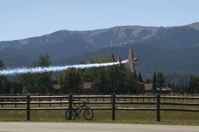 Extra 300 L low with smoke