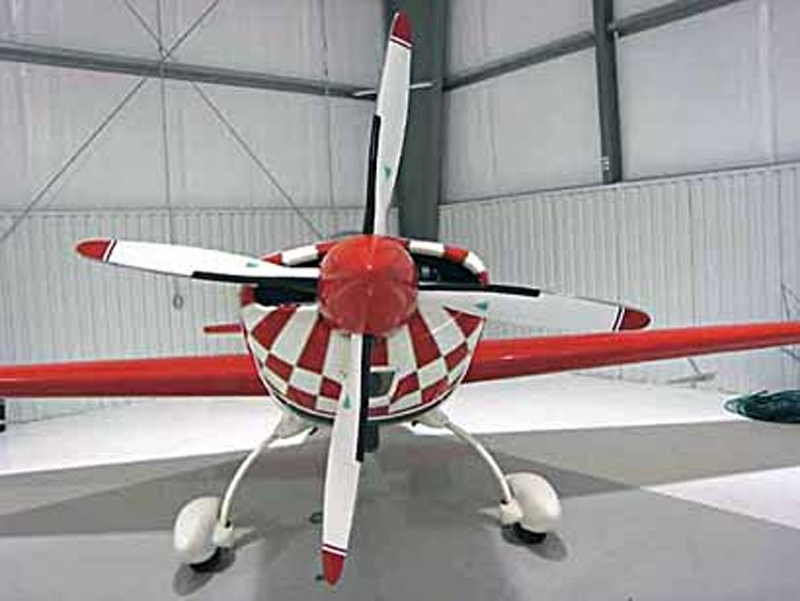 Extra 300&nbsp;in hangar