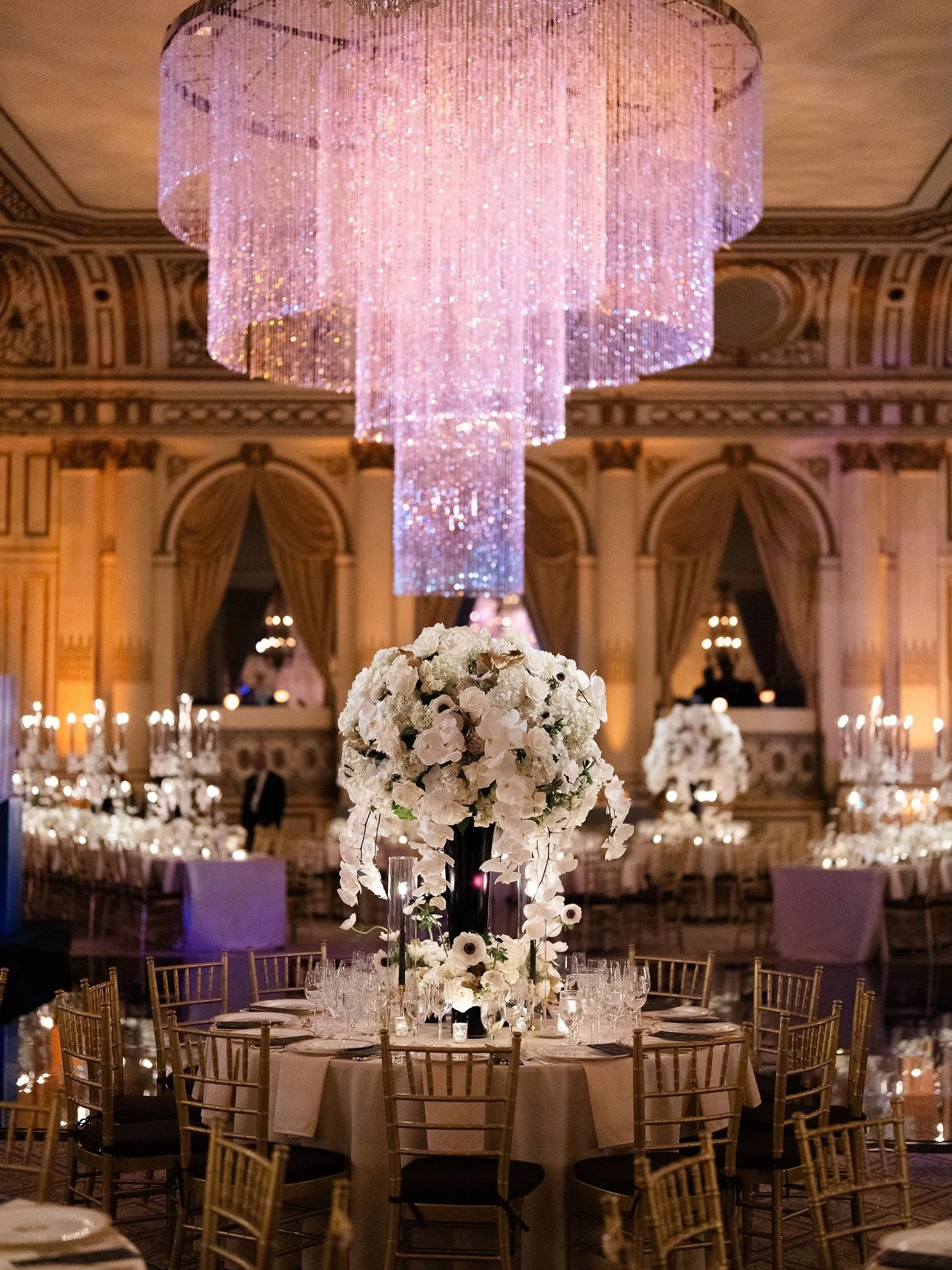A destination wedding in the heart of New York City, the city that never sleeps! Laura and Jacob wanted to share where they fell in love with all their family and friends. They wanted a design that was timeless and classic but with a little edge. A g