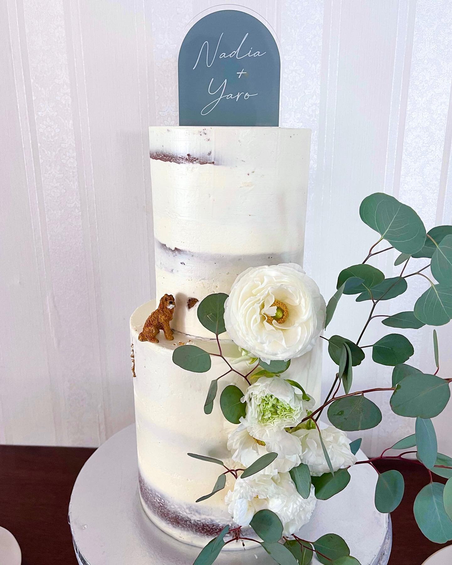 Very special wedding cake&hellip; for my middle school bestie!! Absolute favorite detail is her sweet little pup having a taste 😜💕